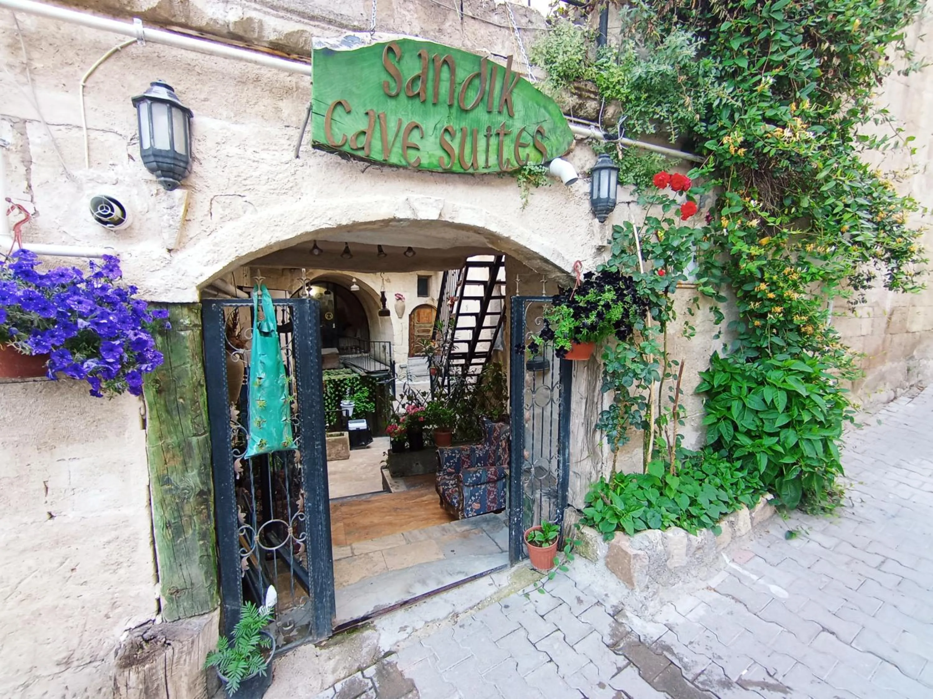 Property building in Sandık cave suites