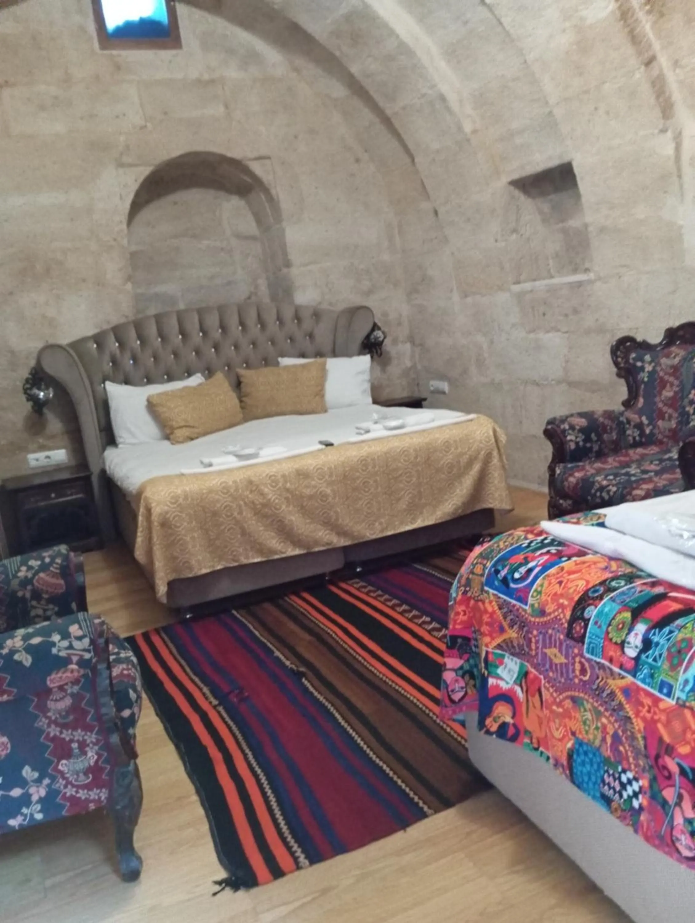 Photo of the whole room, Bed in Sandık cave suites