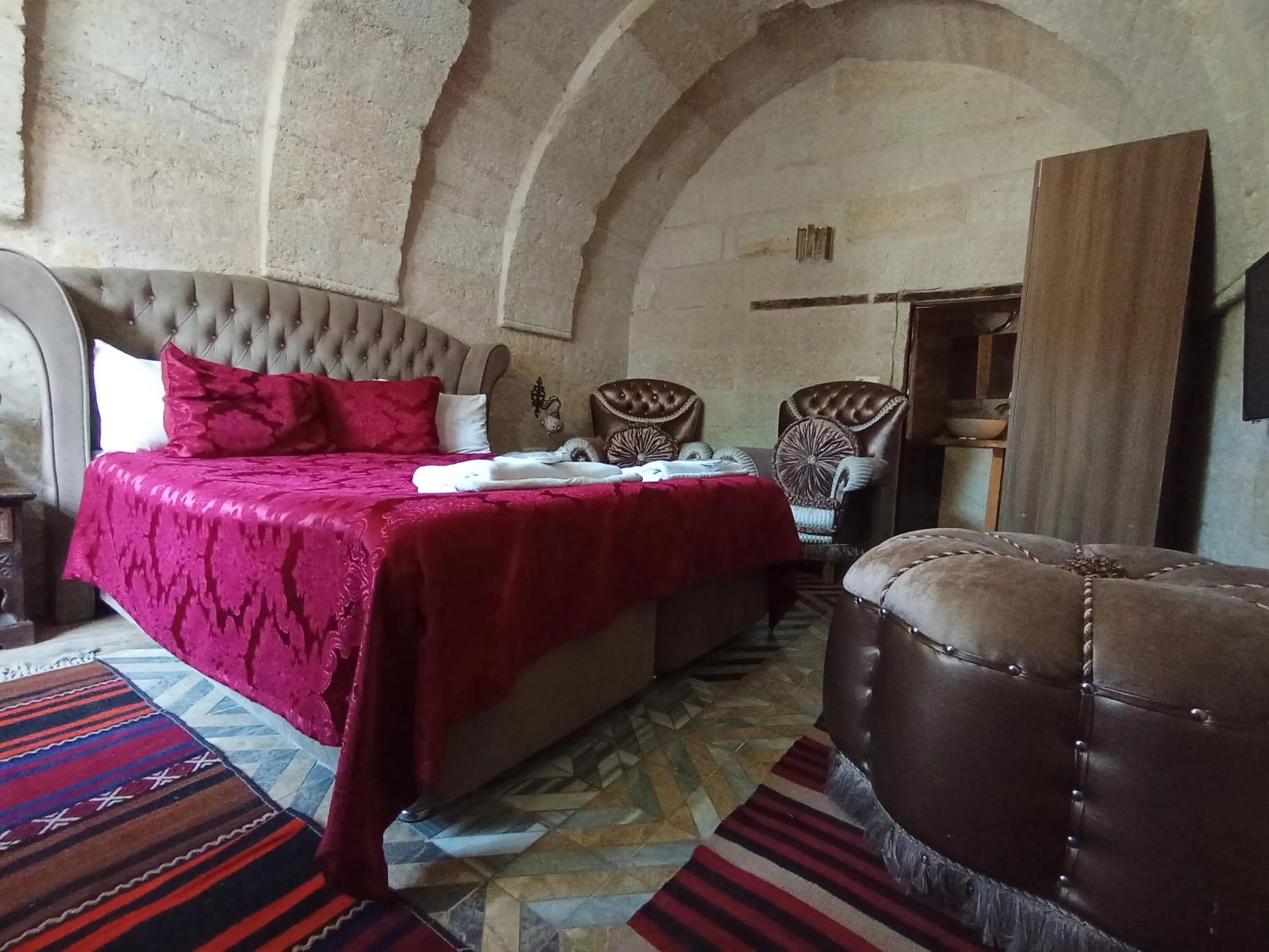 Photo of the whole room, Bed in Sandık cave suites