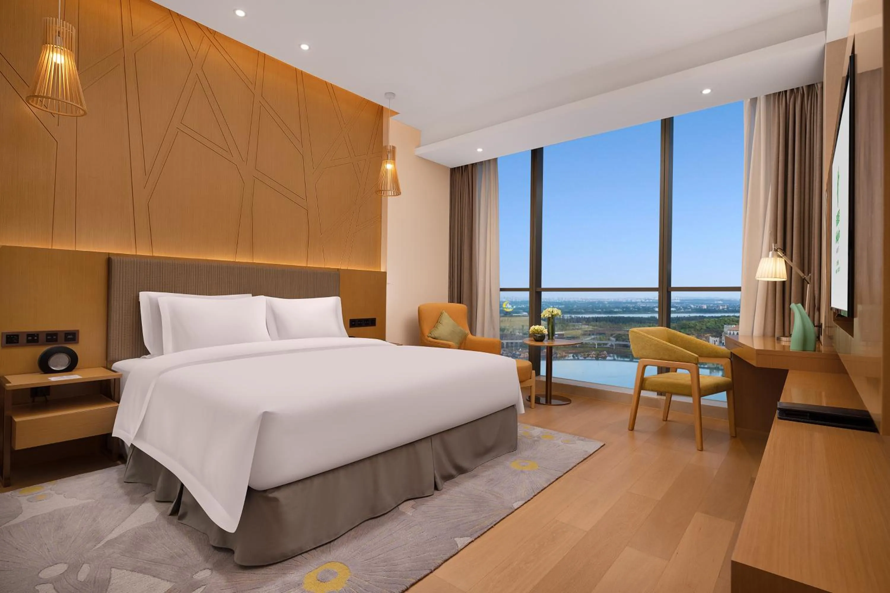 Photo of the whole room, Bed in Holiday Inn Changsha Dawangshan by IHG