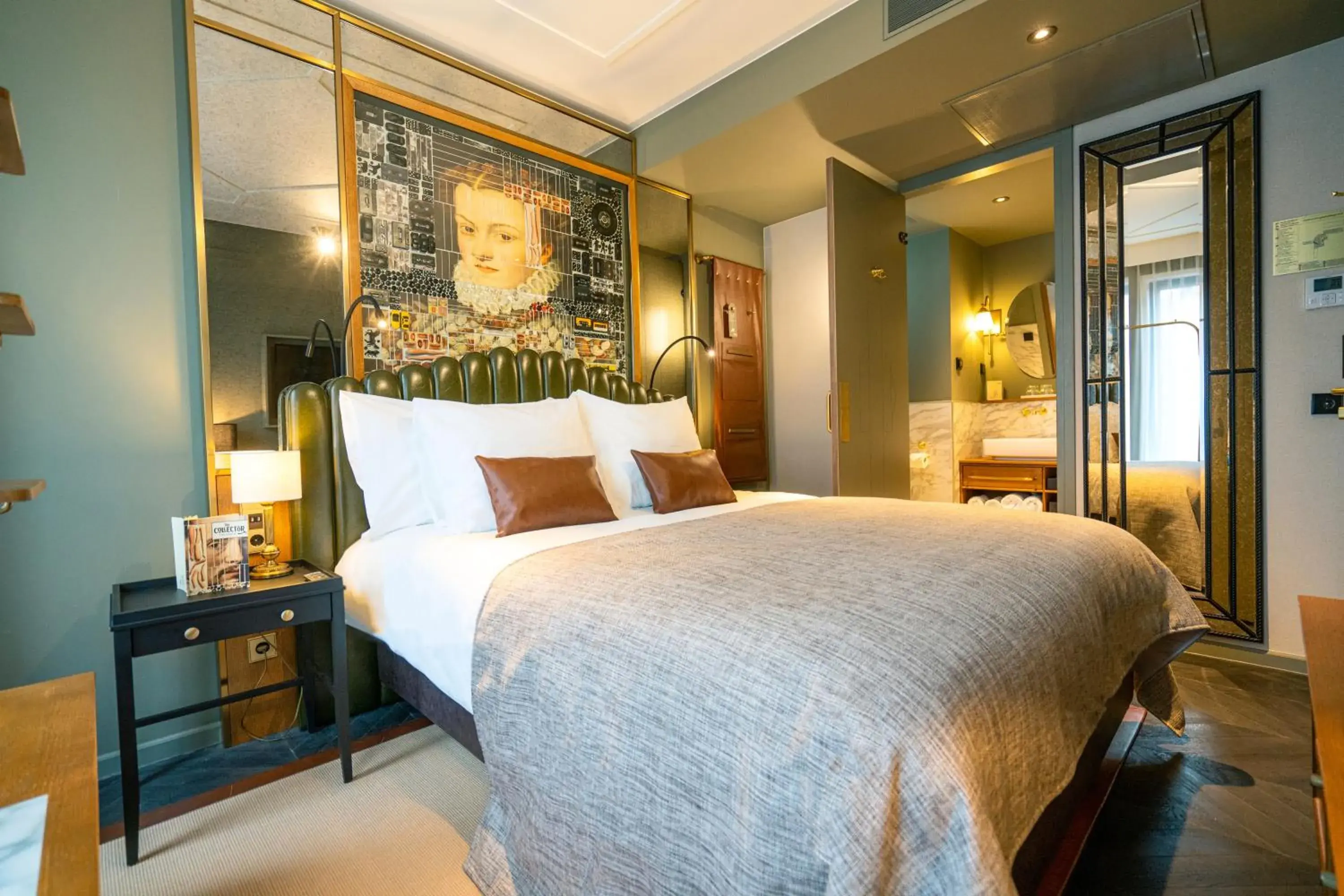 Photo of the whole room, Bed in The Collector Photo of the whole room, Bed in The Collector