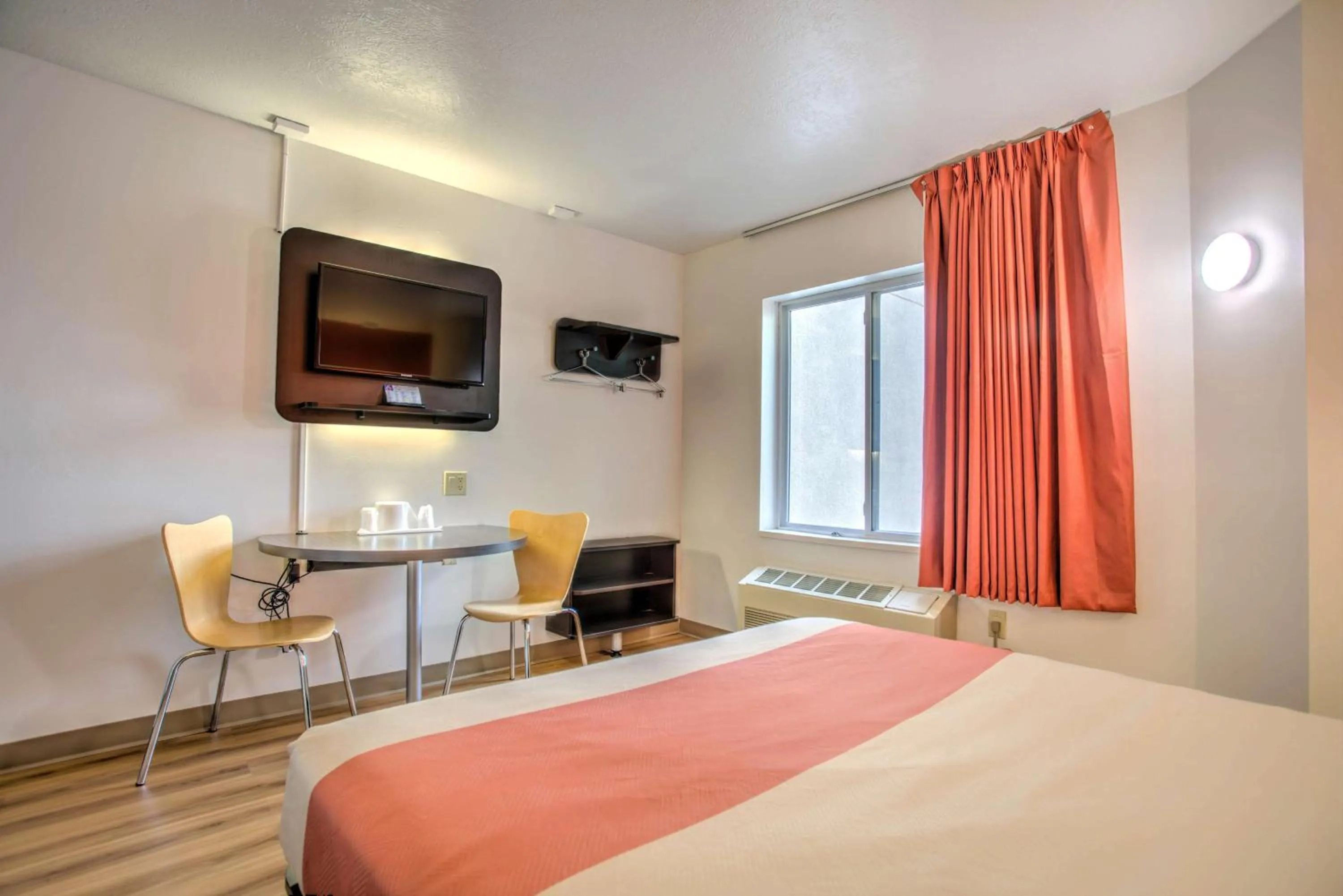 TV and multimedia, Bed in Motel 6-Bozeman, MT