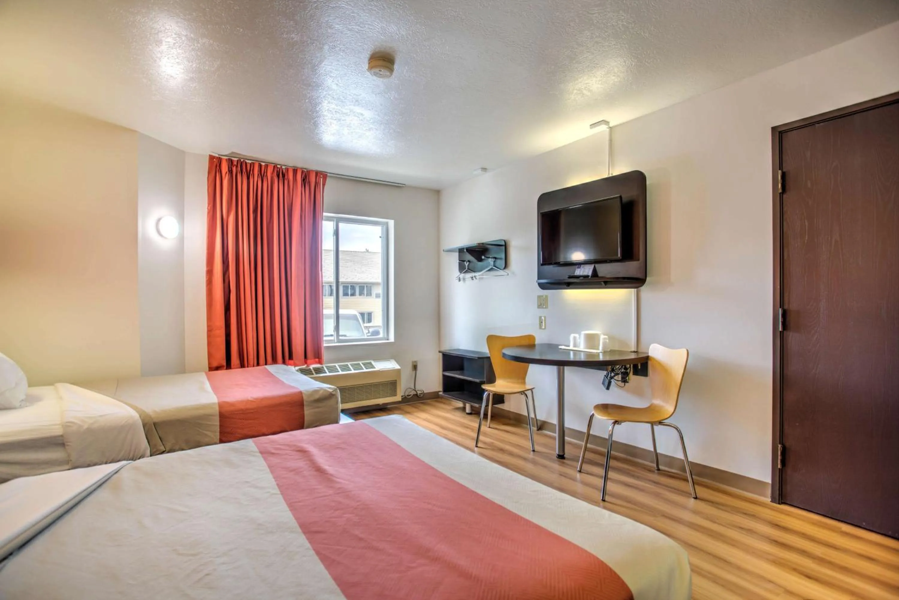 TV and multimedia, Bed in Motel 6-Bozeman, MT