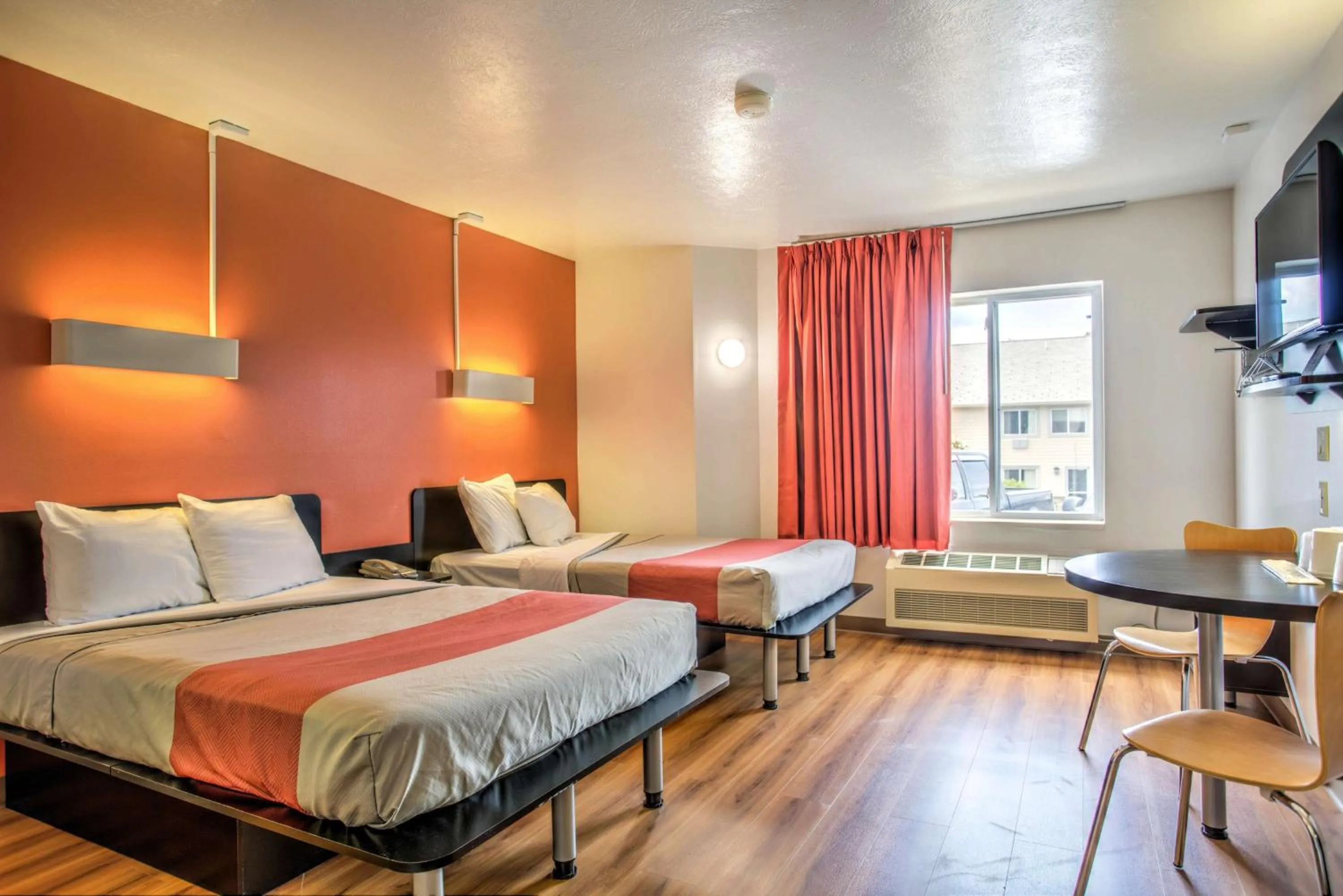 TV and multimedia, Bed in Motel 6-Bozeman, MT