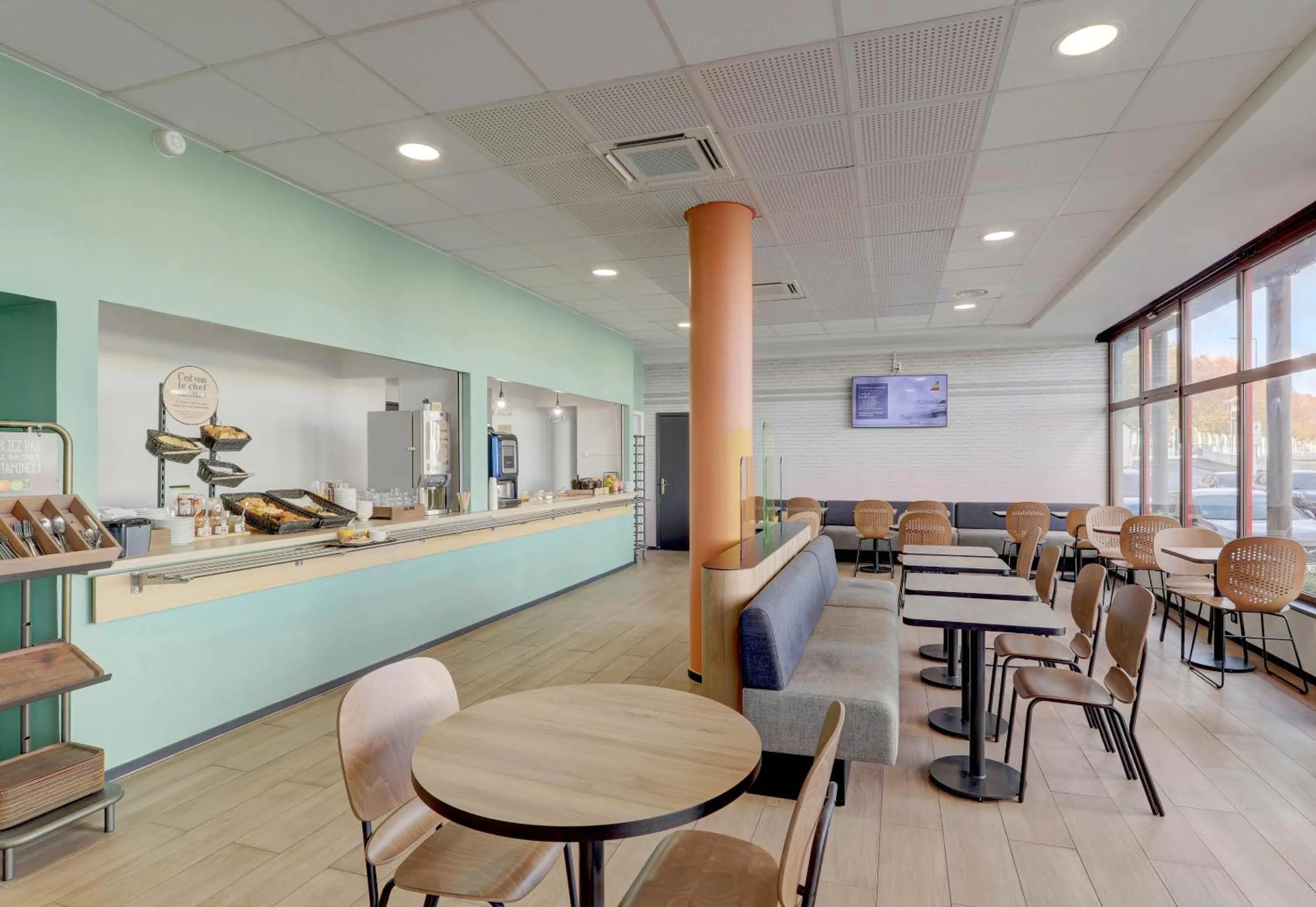 Restaurant/places to eat in B&B HOTEL Montluçon Centre