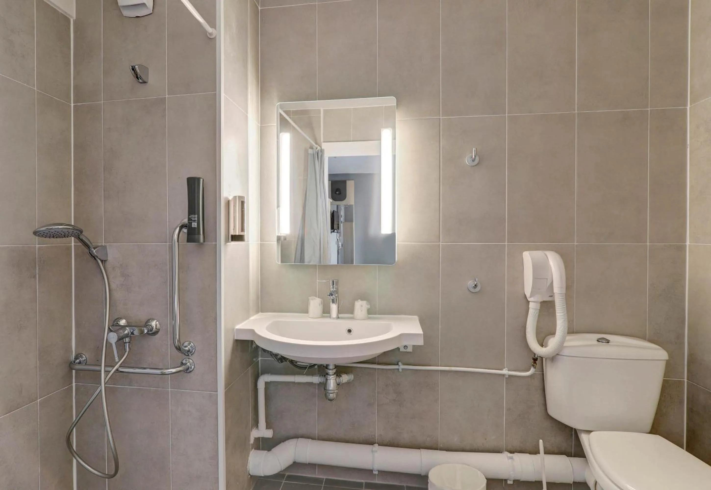 Bathroom in B&B HOTEL Montluçon Centre