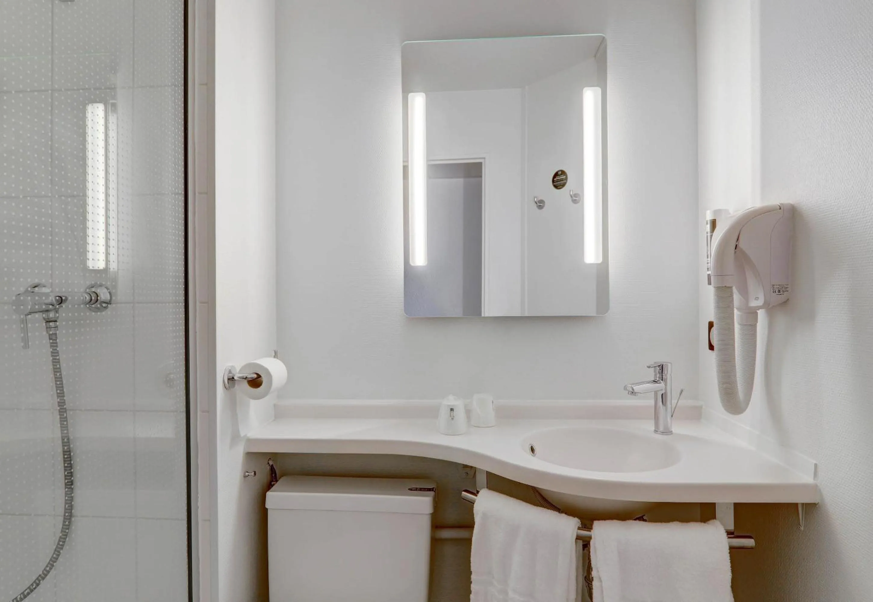 Bathroom in B&B HOTEL Montluçon Centre