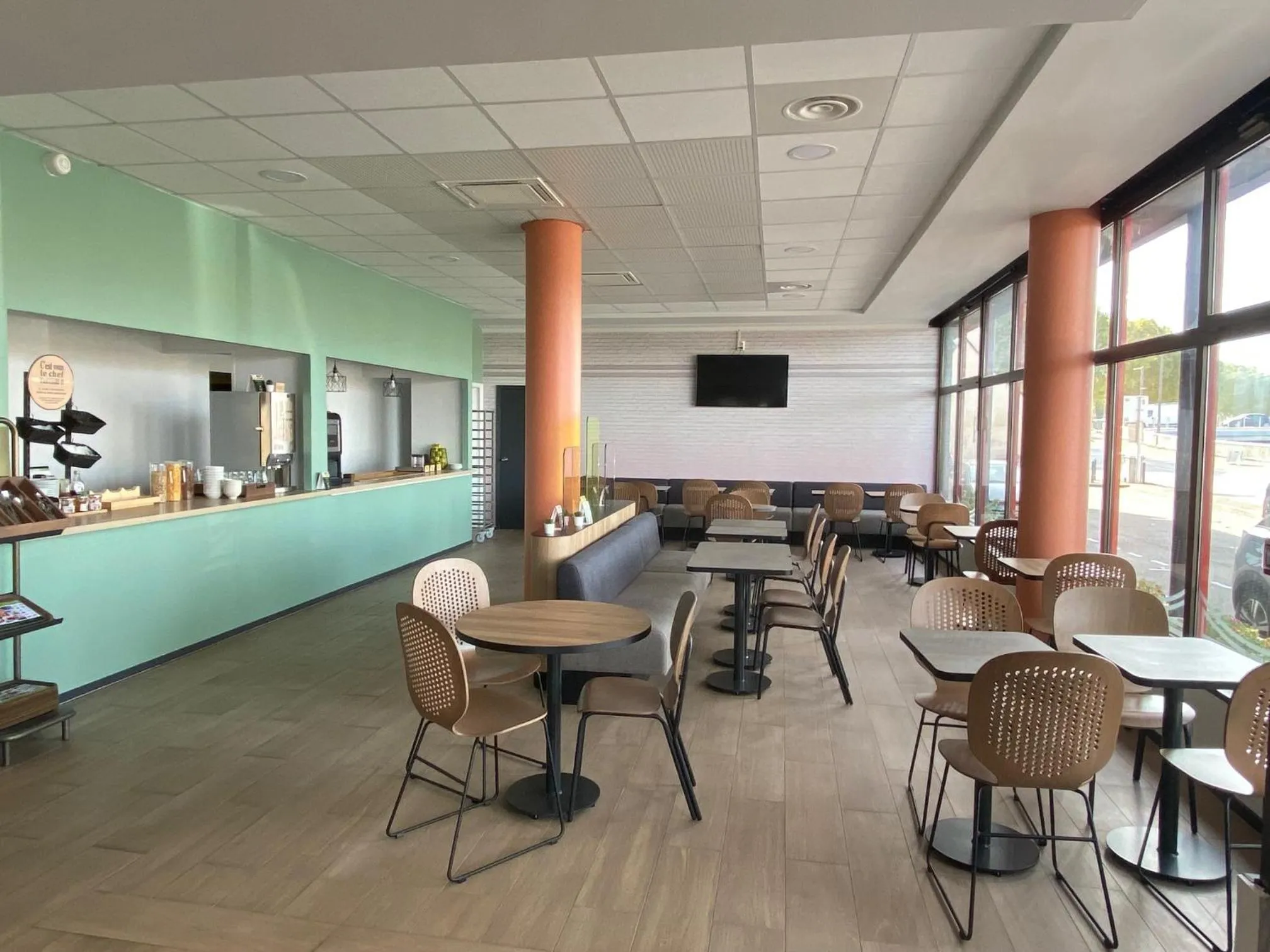 Restaurant/places to eat in B&B HOTEL Montluçon Centre