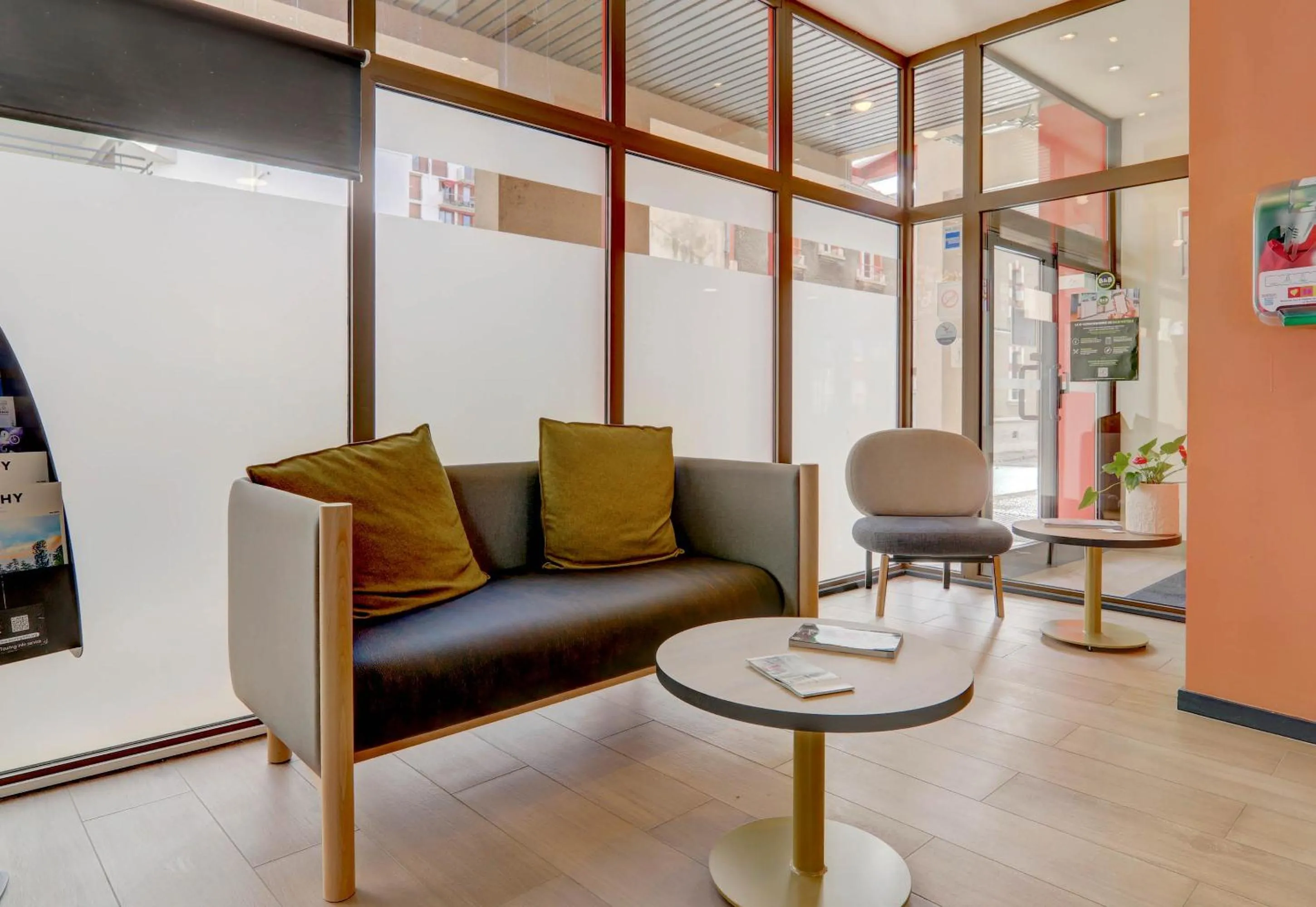 Seating area in B&B HOTEL Montluçon Centre