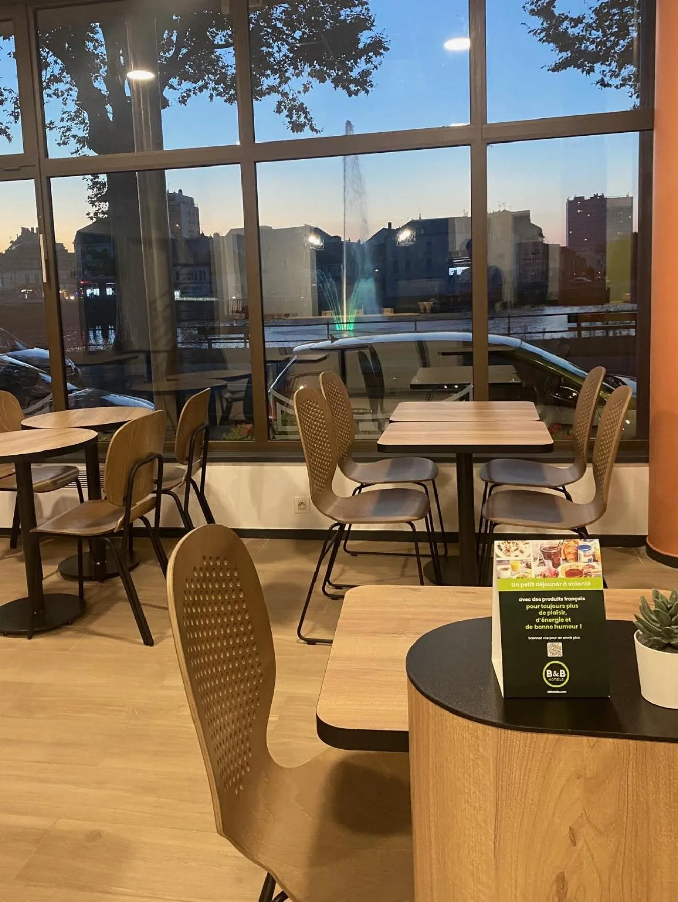 Restaurant/places to eat in B&B HOTEL Montluçon Centre