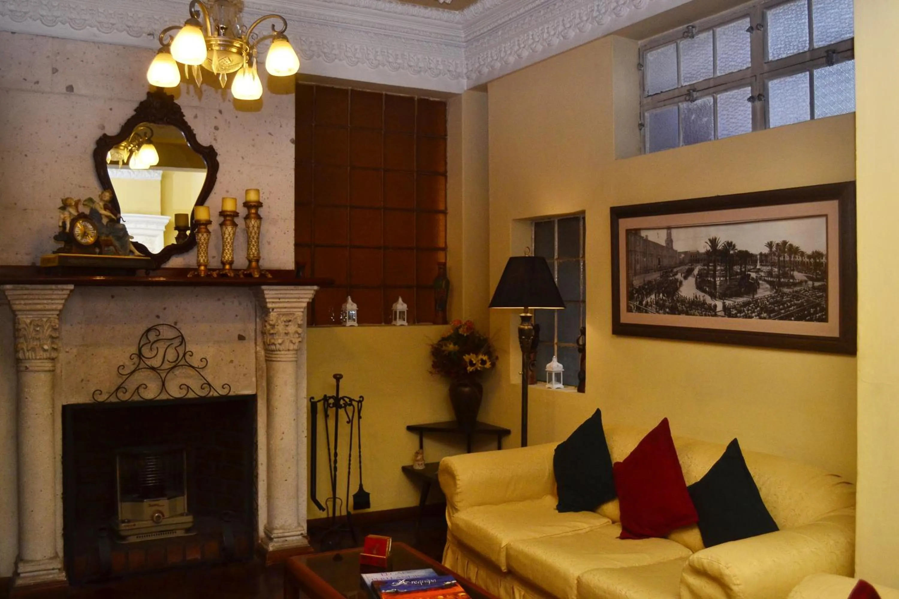 Communal lounge/ TV room in El Balcon Hostal Turistico