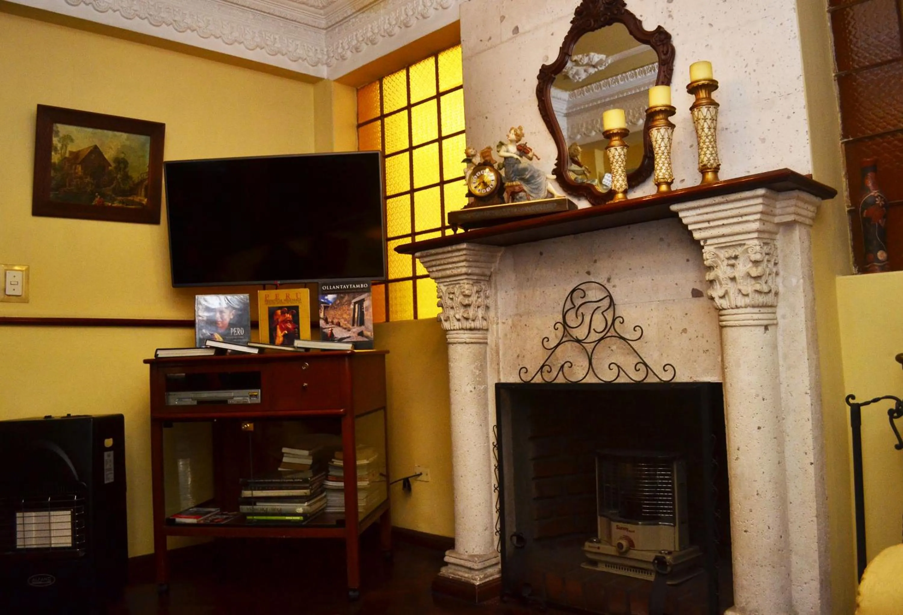 Communal lounge/ TV room in El Balcon Hostal Turistico