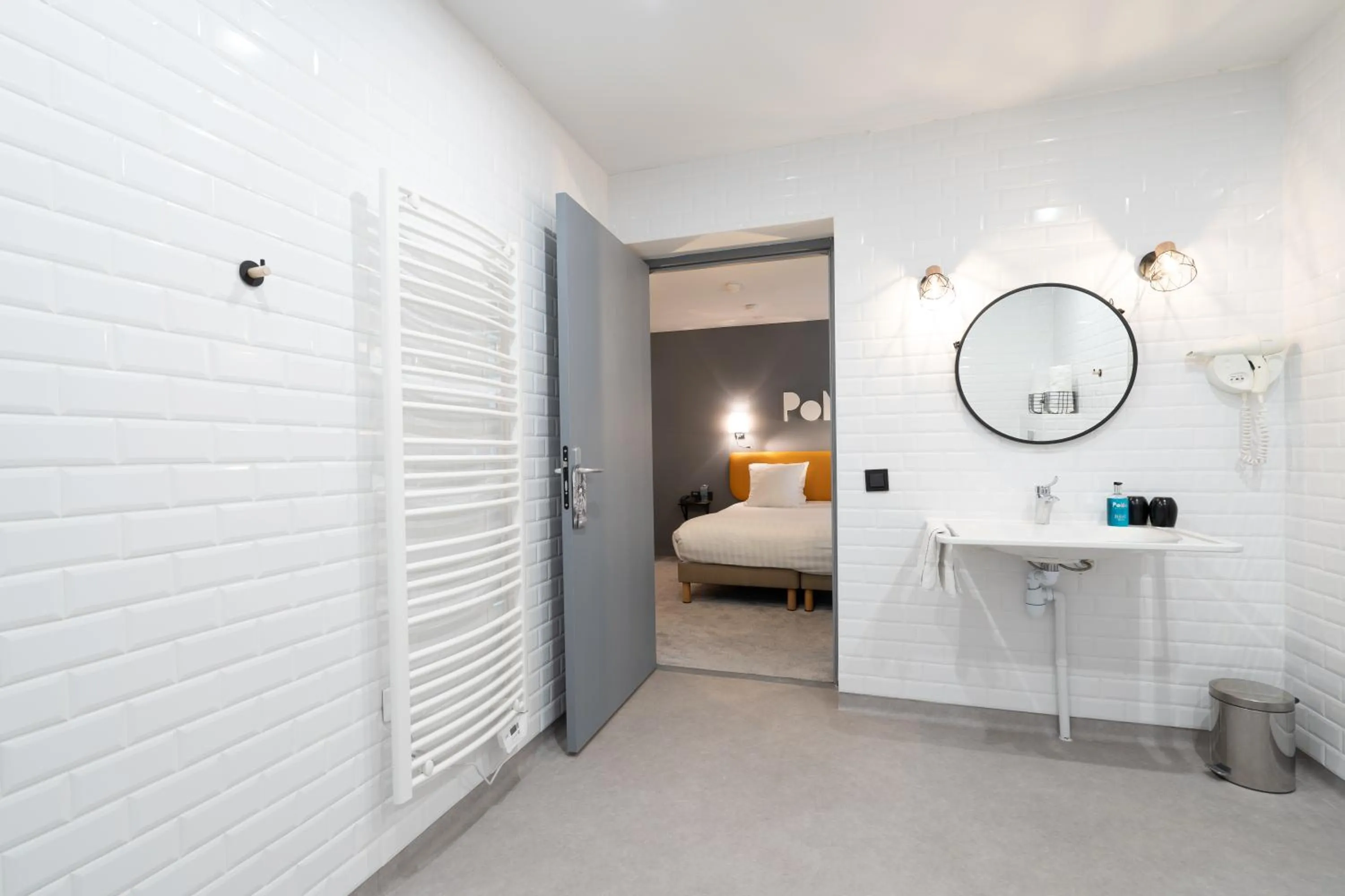 Bathroom, Bed in PoMo Hôtel & Restaurant