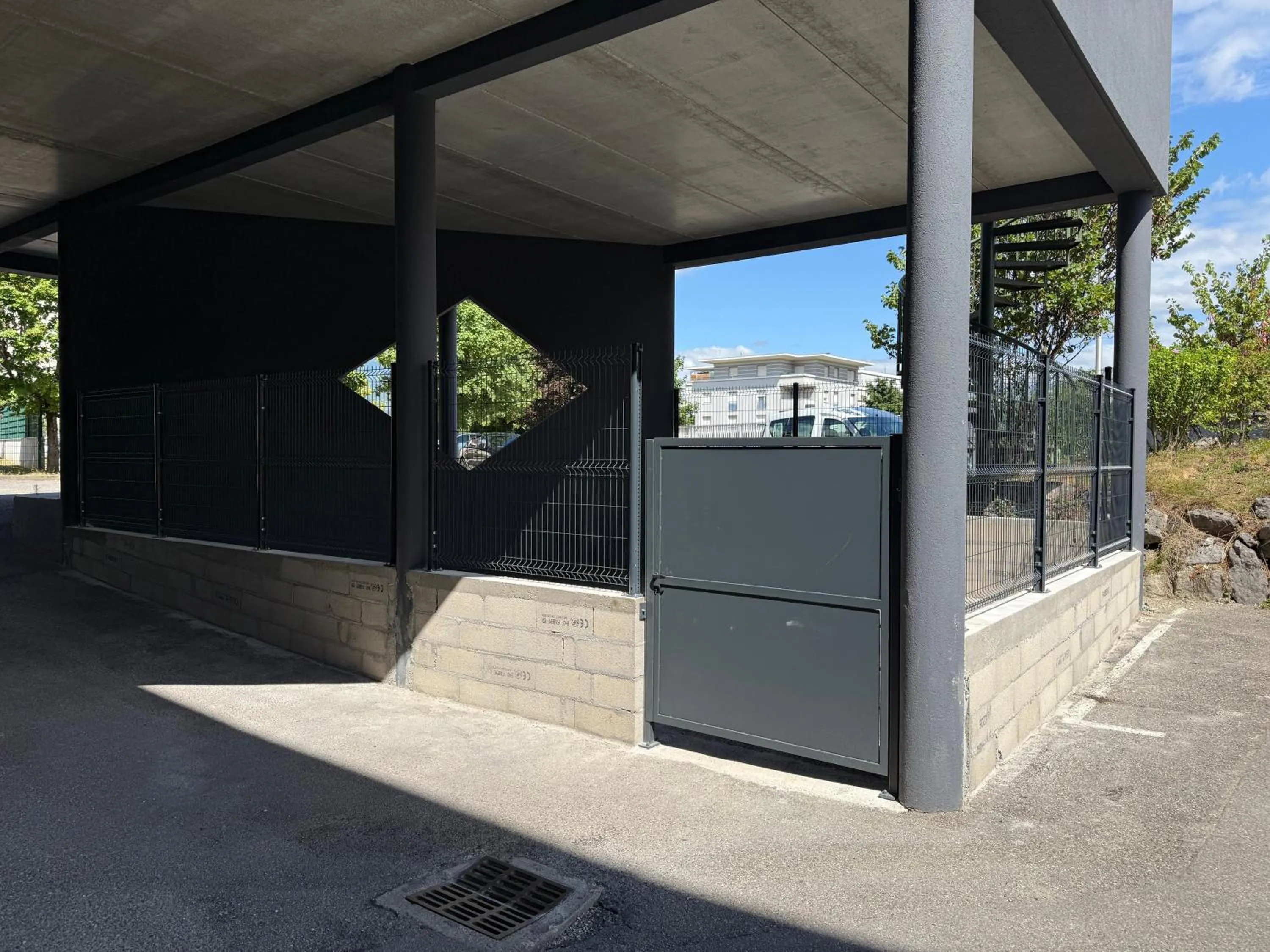 Parking in PoMo Hôtel & Restaurant