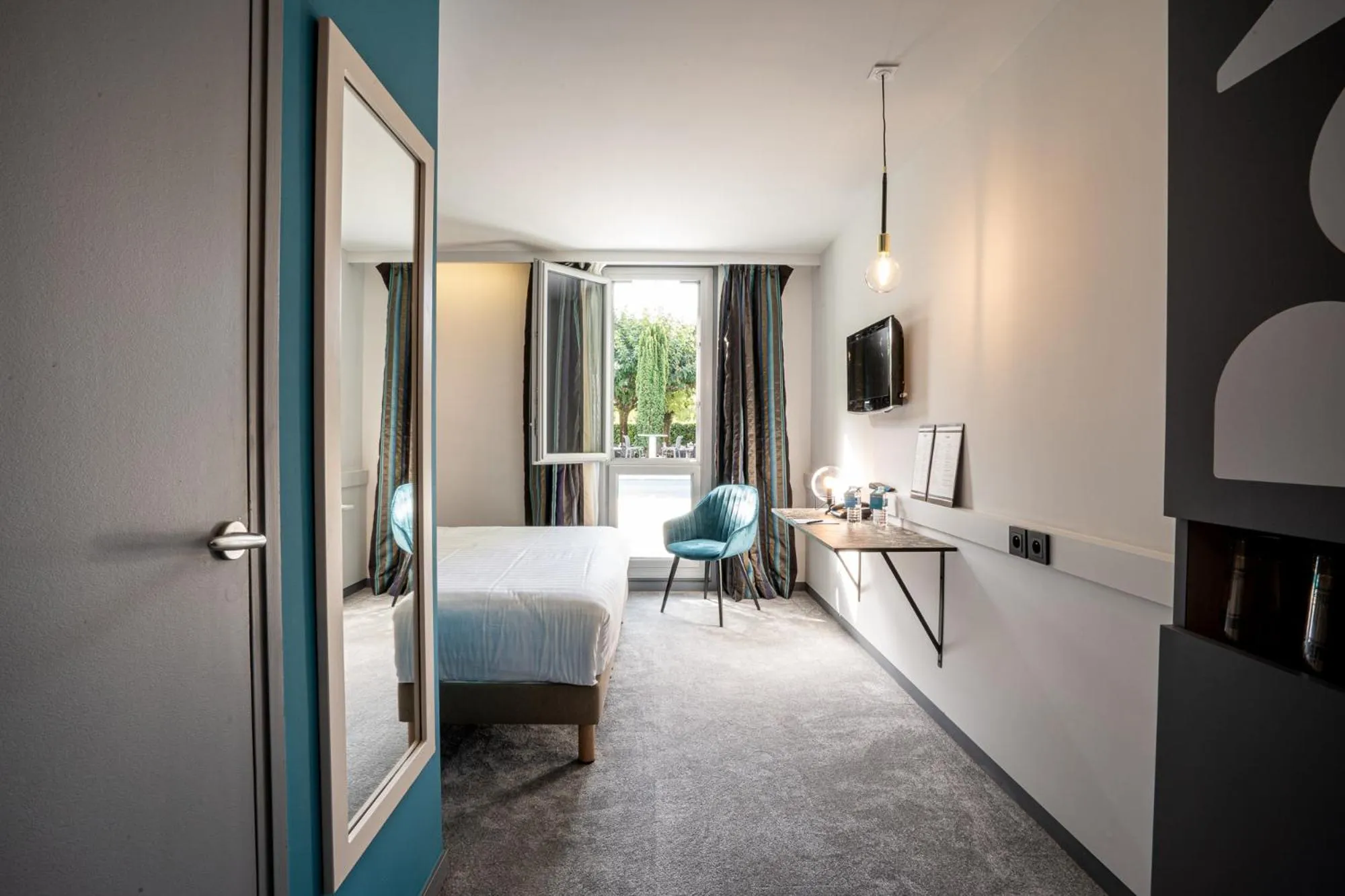 Bedroom, Bed in PoMo Hôtel & Restaurant