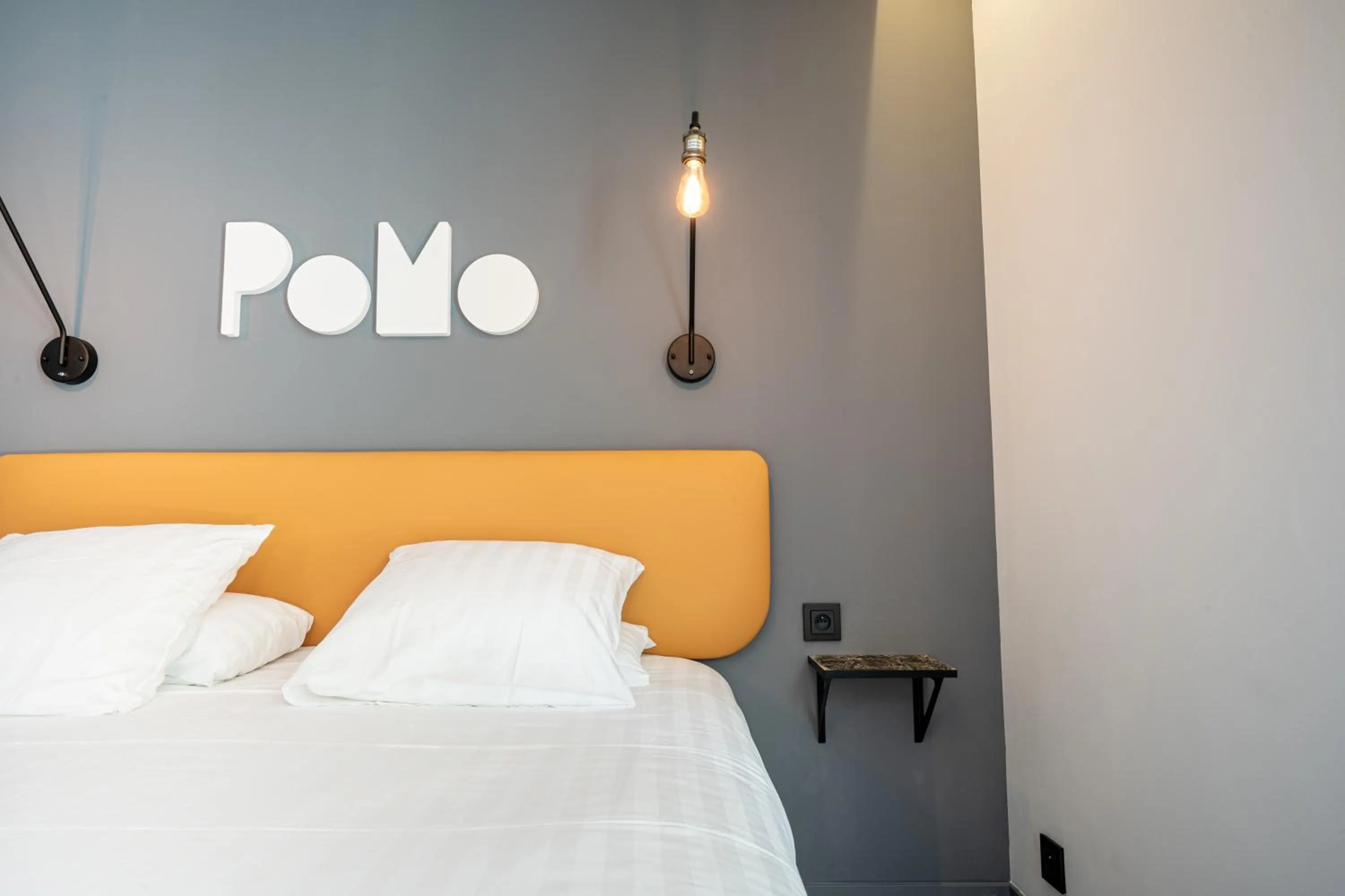 Bedroom, Bed in PoMo Hôtel & Restaurant