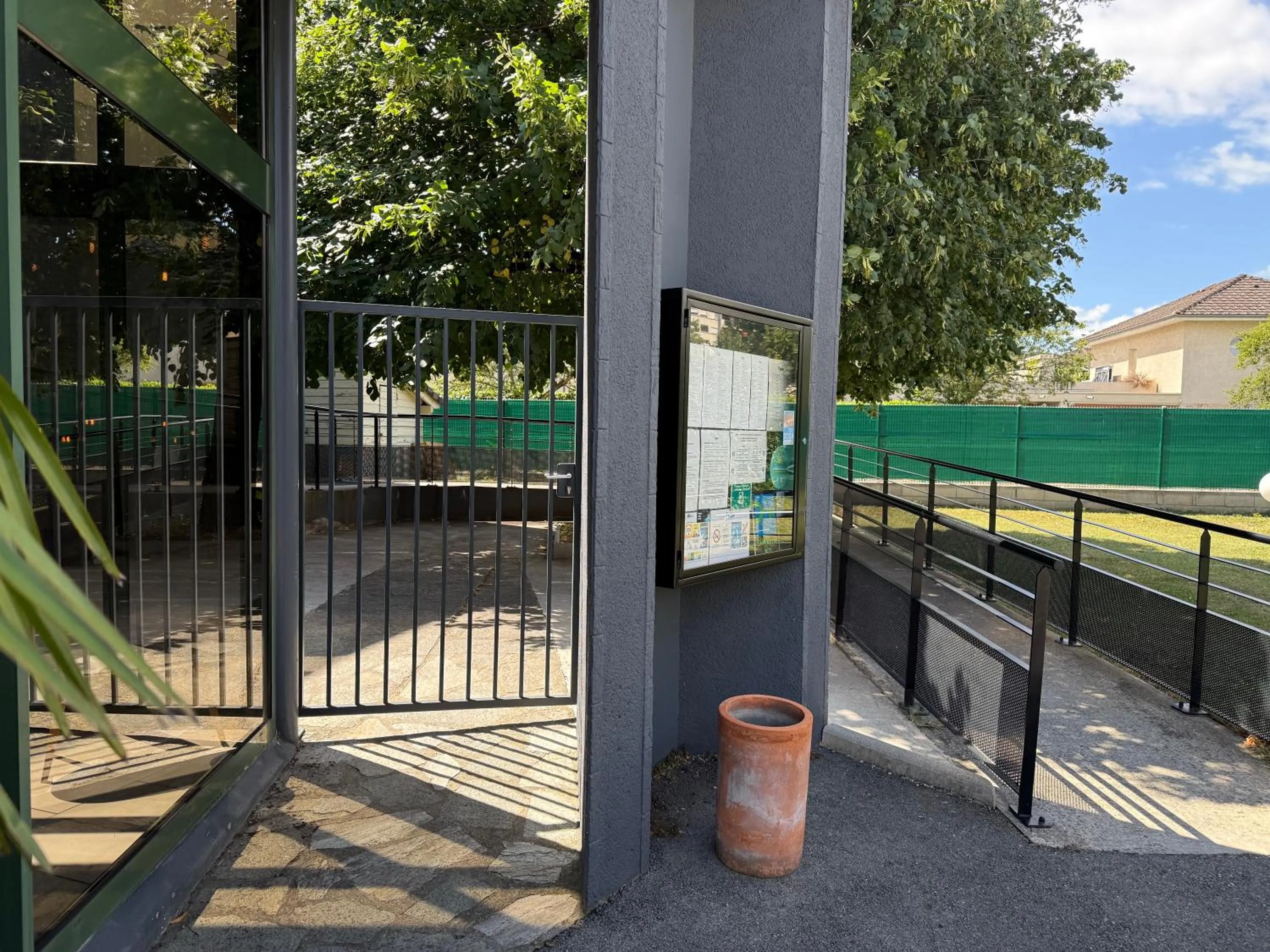 Parking in PoMo Hôtel & Restaurant