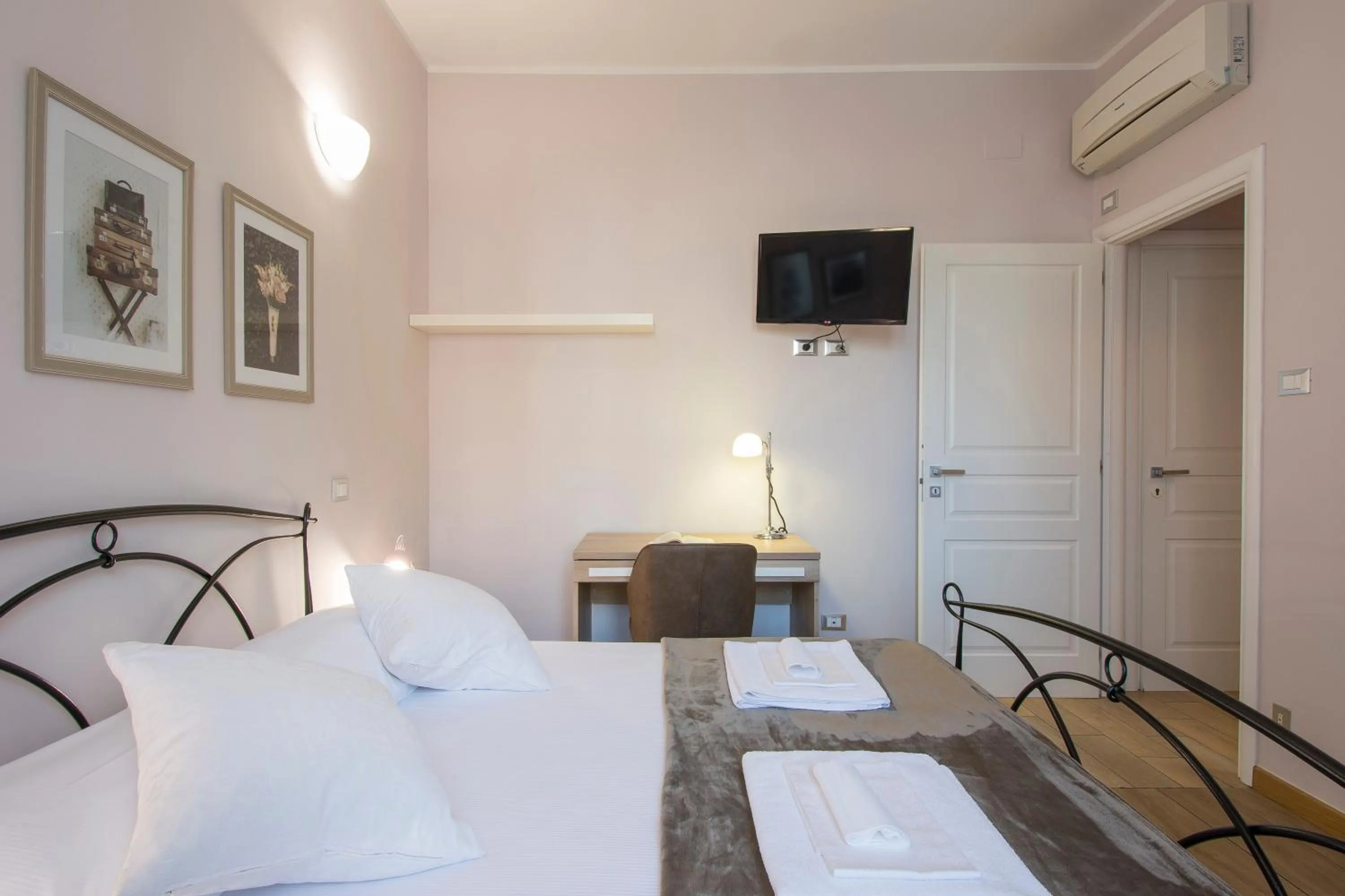 Photo of the whole room, Bed in Il Mughetto