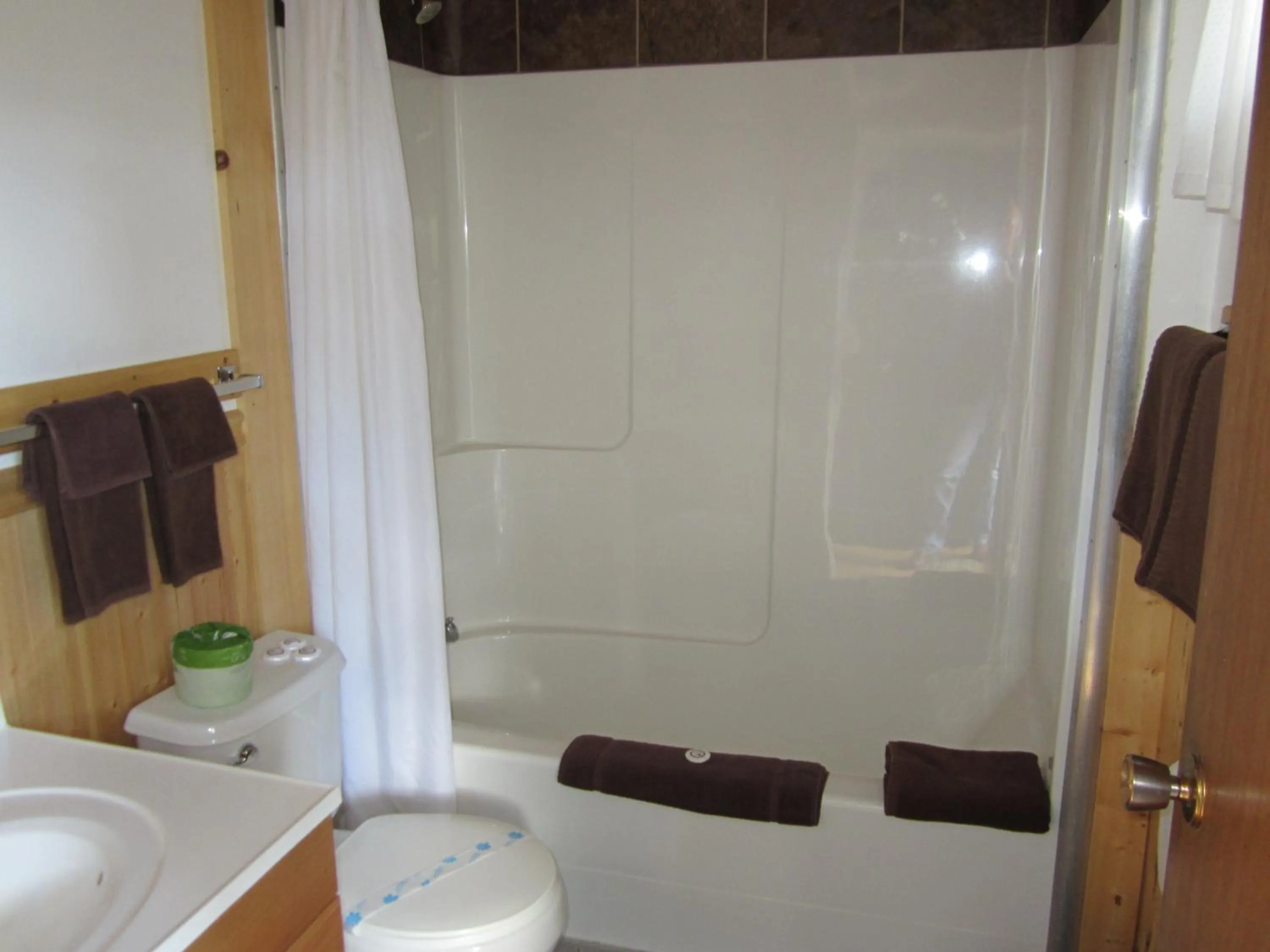 Bathroom in Lakeside Motel