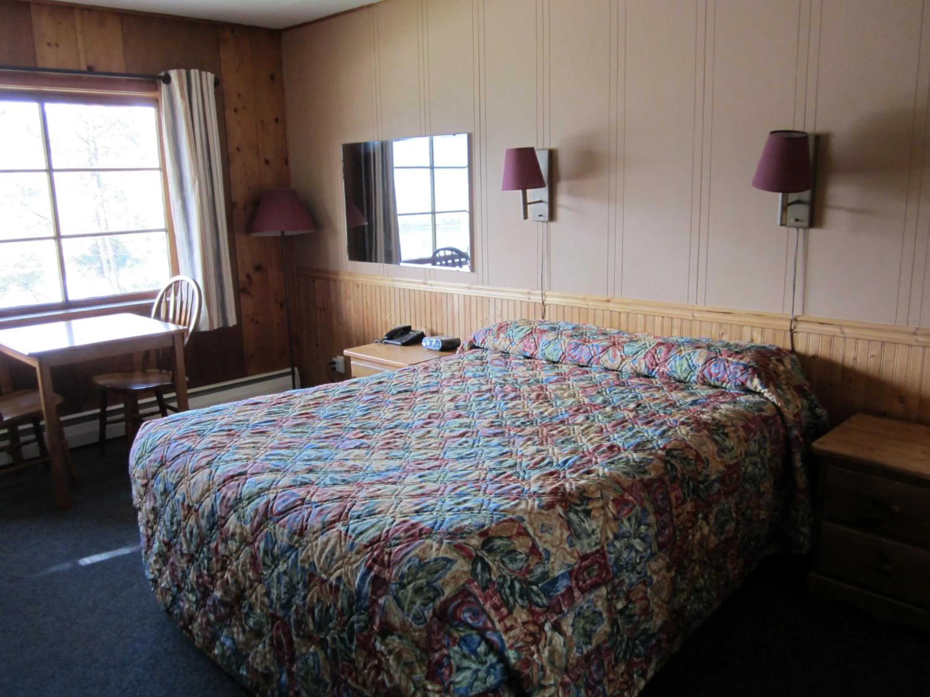 Bedroom, Bed in Lakeside Motel