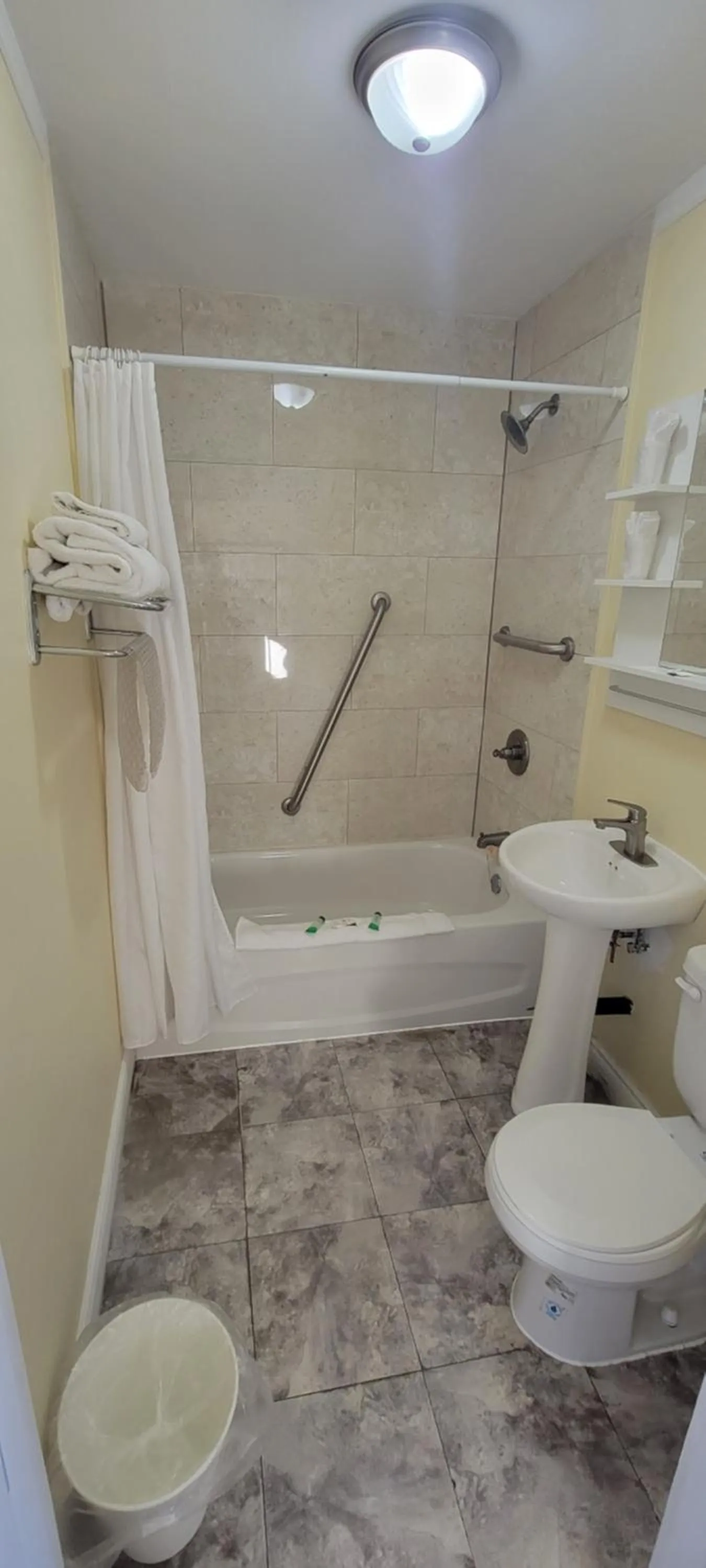 Bath in North Shore Wayside Inn