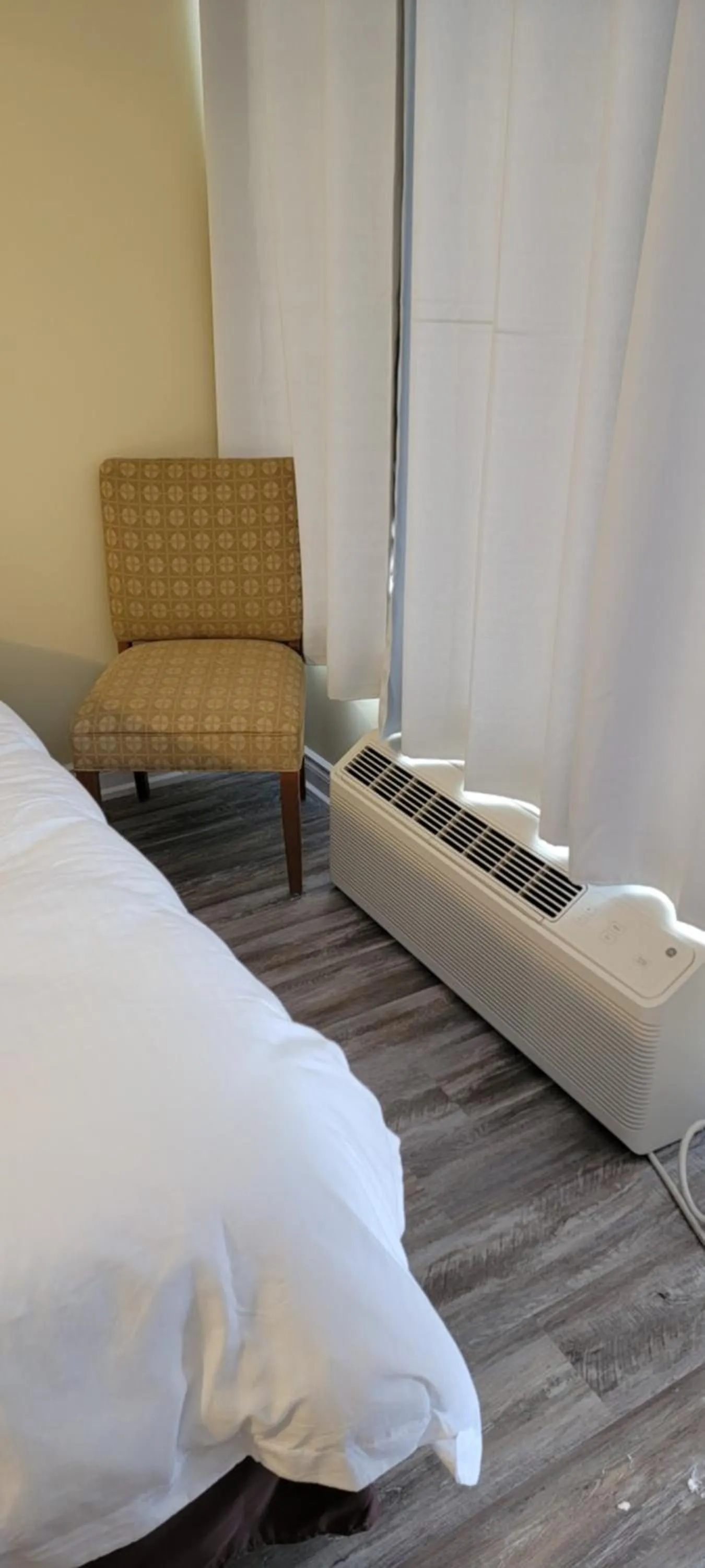 Living room, Bed in North Shore Wayside Inn