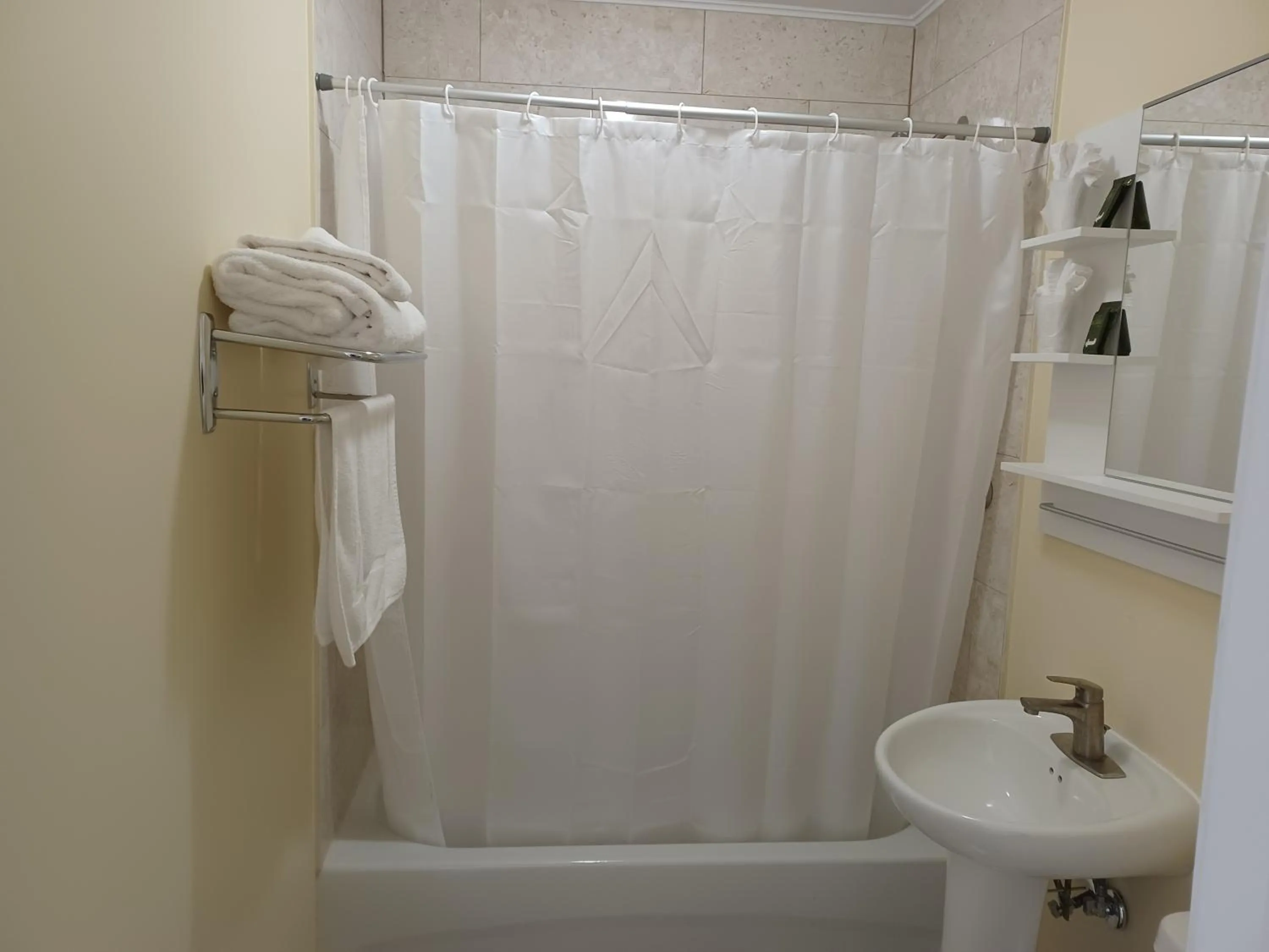 Bathroom in North Shore Wayside Inn