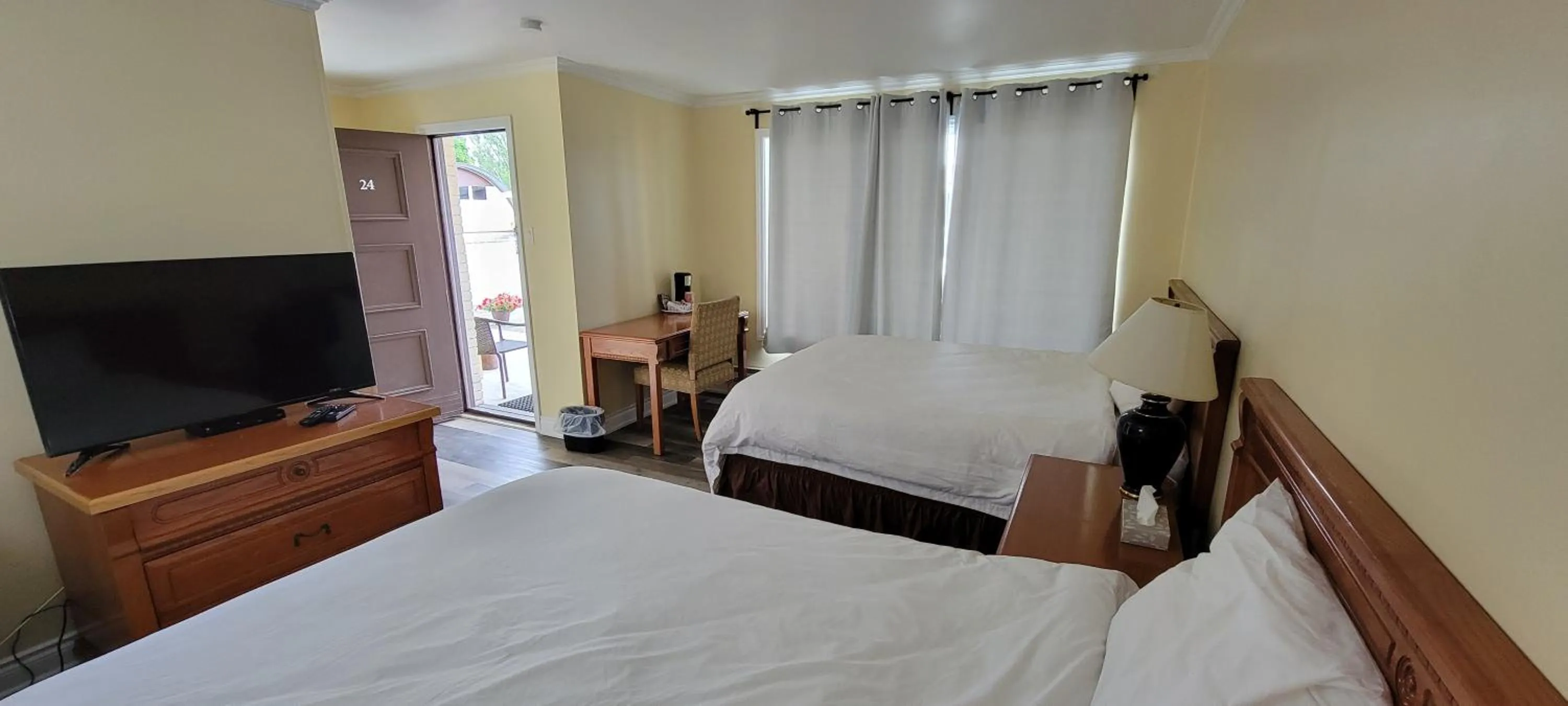 Bedroom, Bed in North Shore Wayside Inn