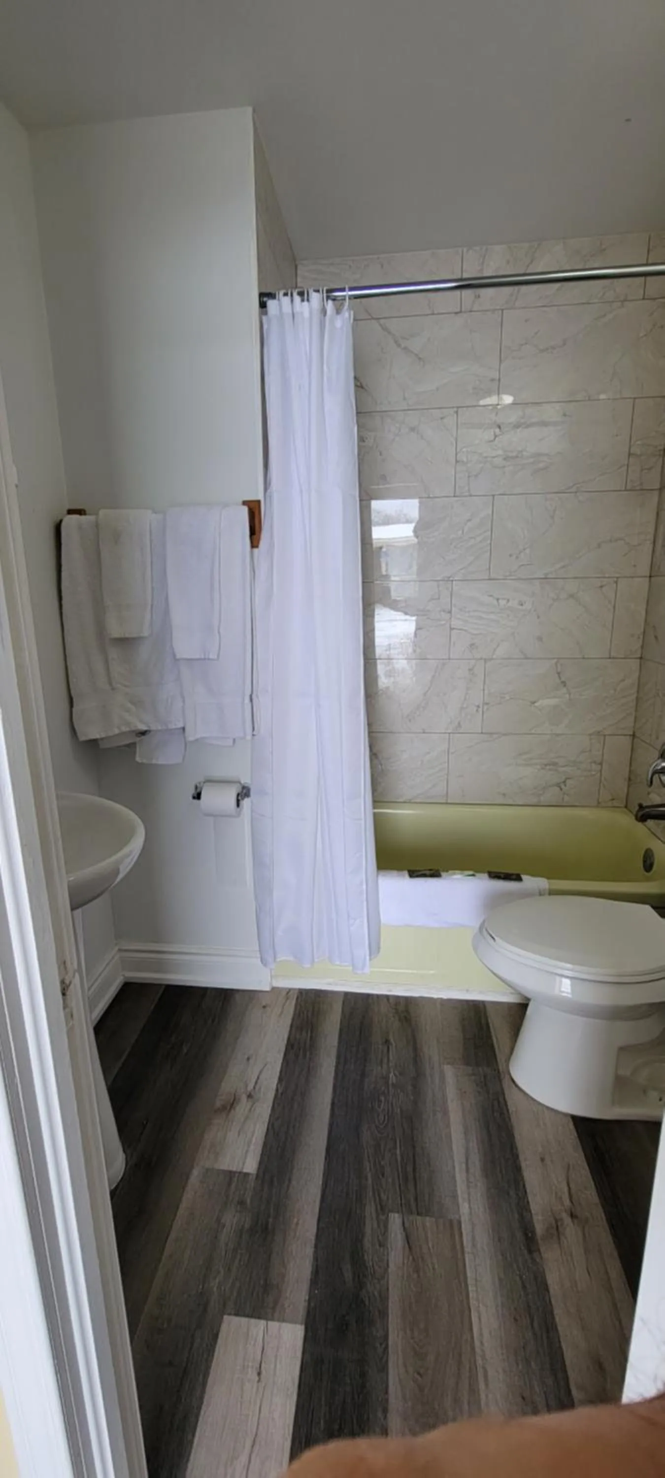 Bath in North Shore Wayside Inn