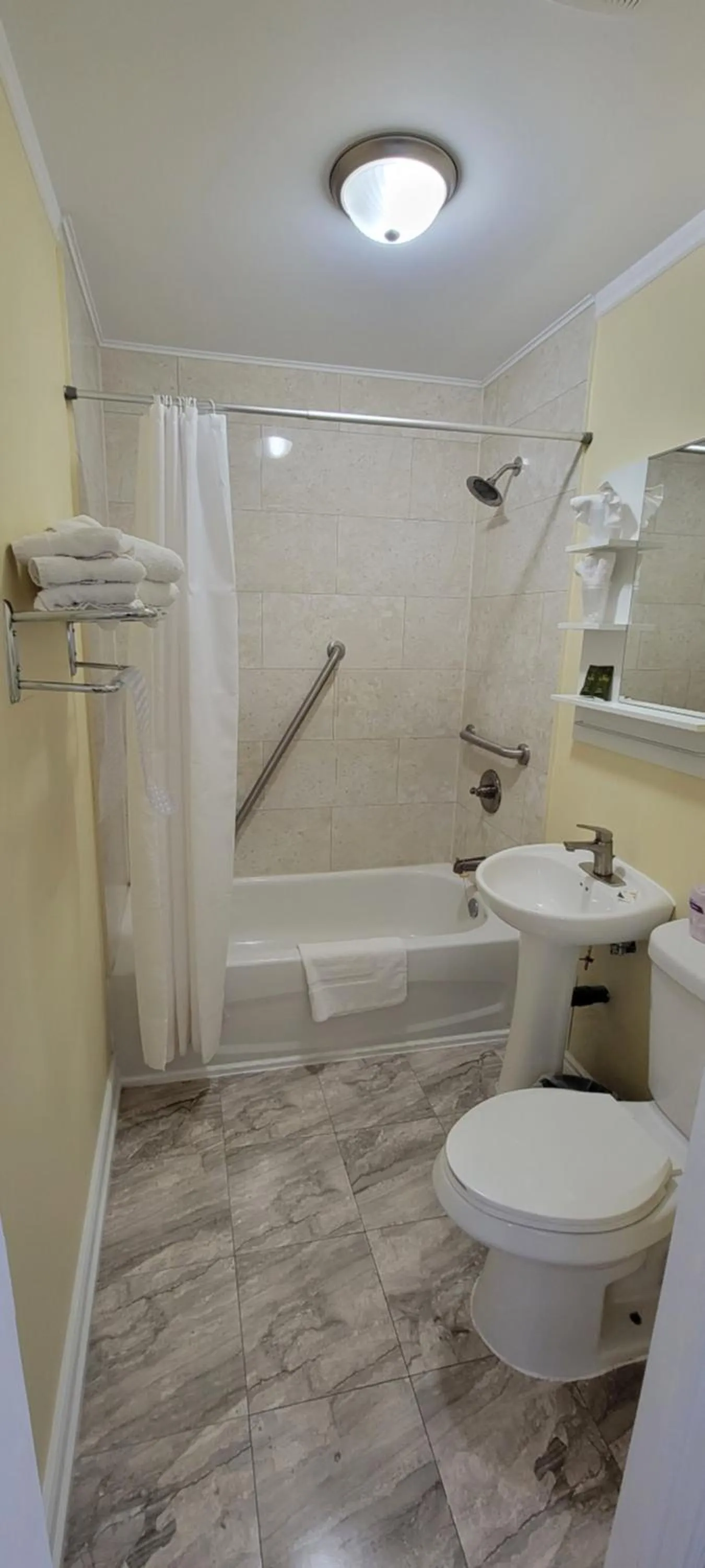 Bathroom in North Shore Wayside Inn