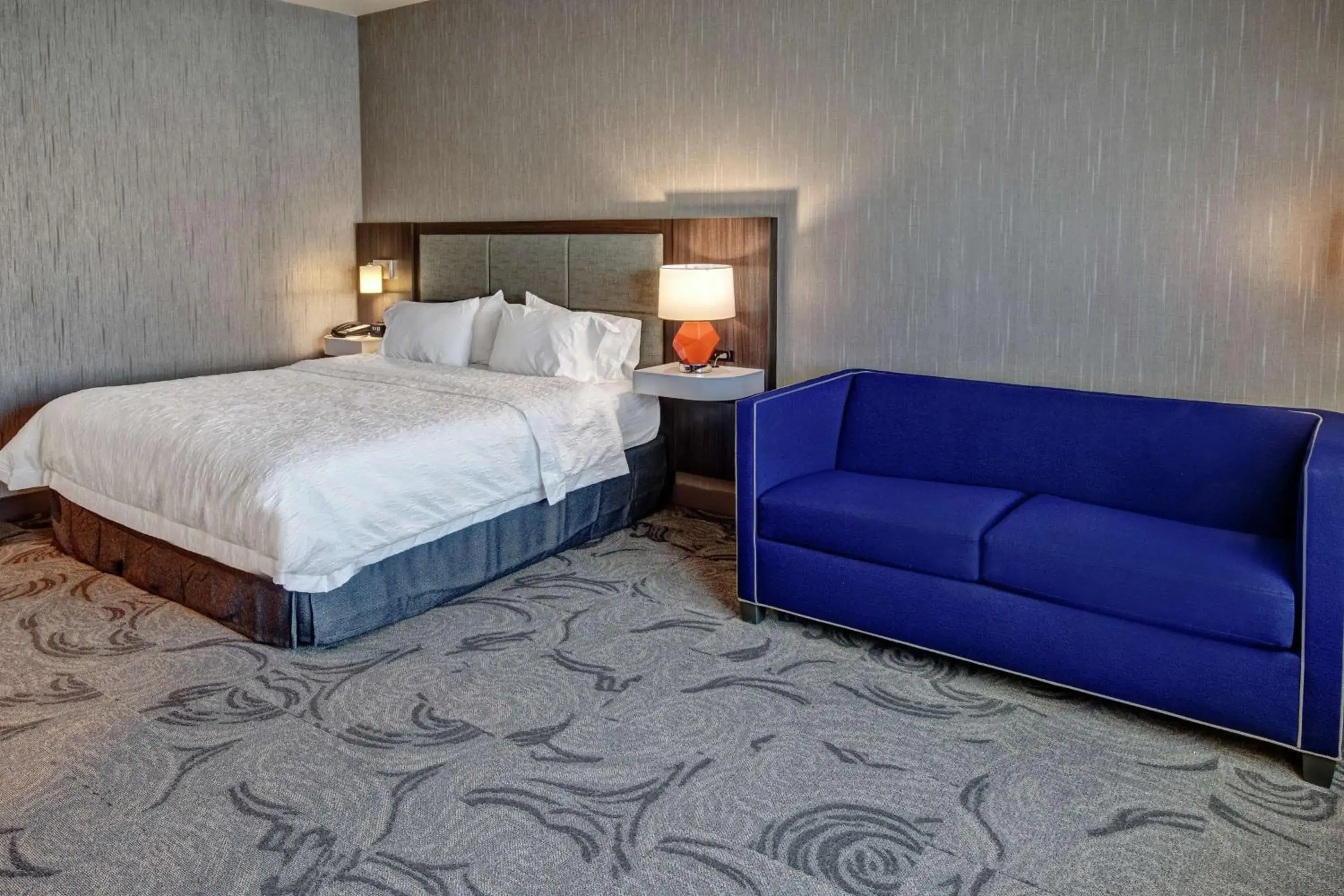 Living room, Bed in Hampton Inn Fresno Airport Living room, Bed in Hampton Inn Fresno Airport