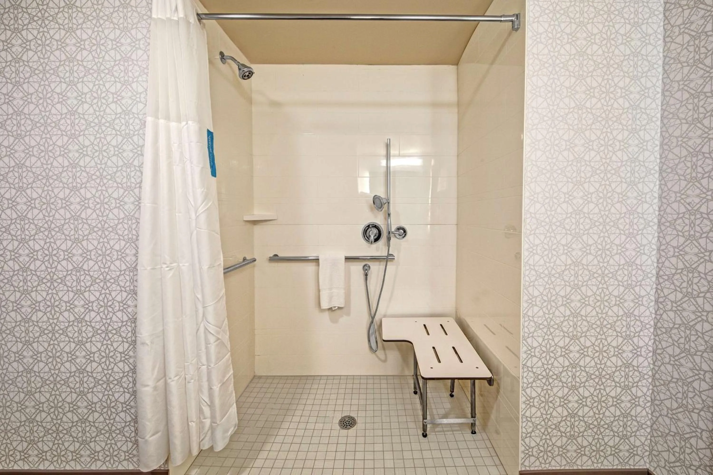 Bathroom in Hampton Inn Fresno Airport