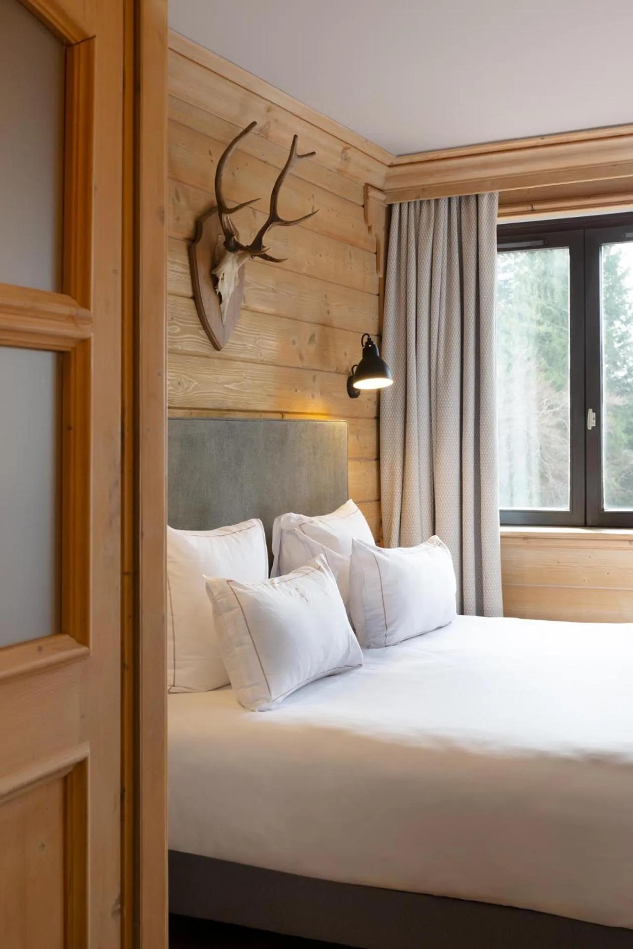 Bed in Hôtel Restaurant Spa Les Jardins De Sophie