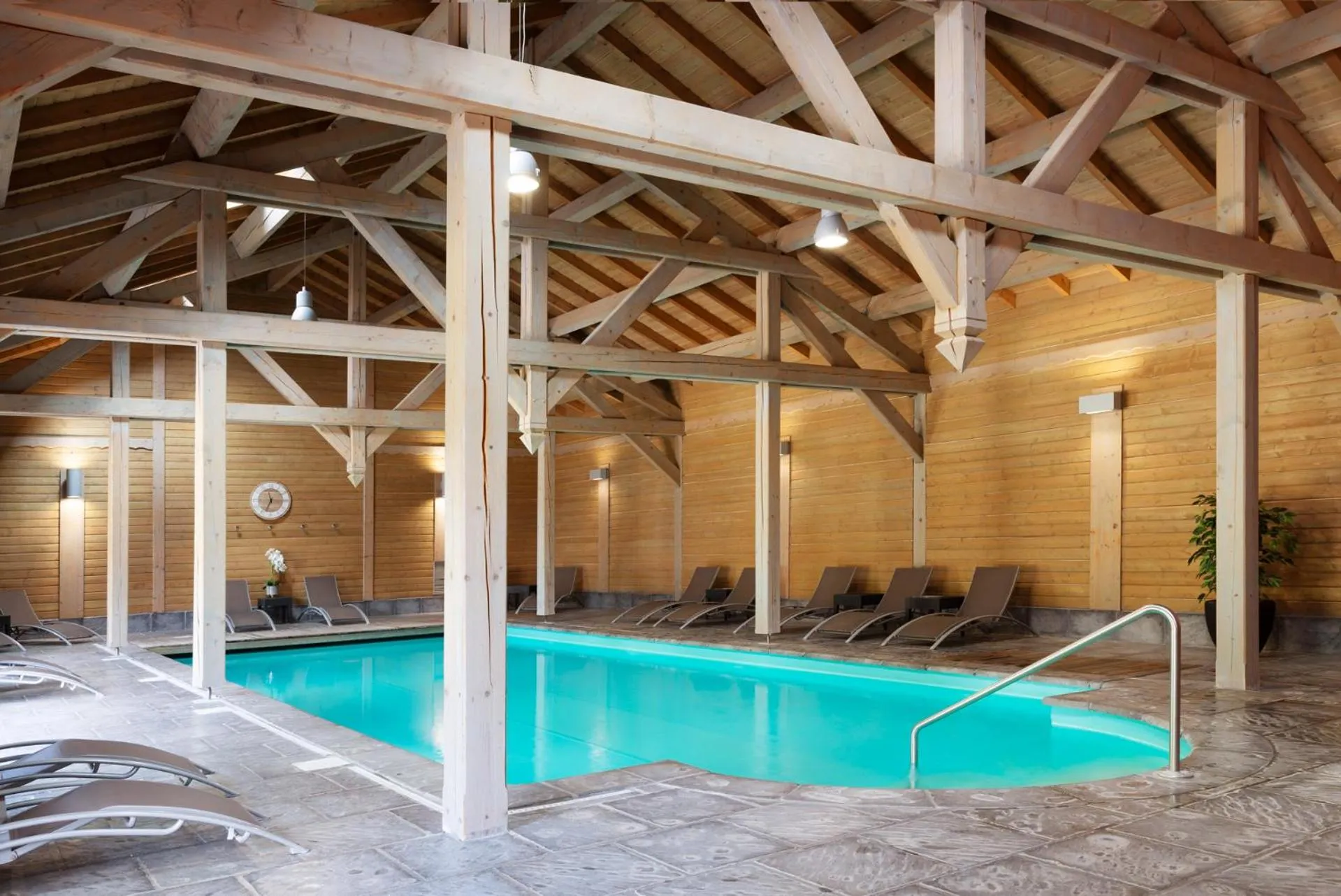 Pool view in Hôtel Restaurant Spa Les Jardins De Sophie