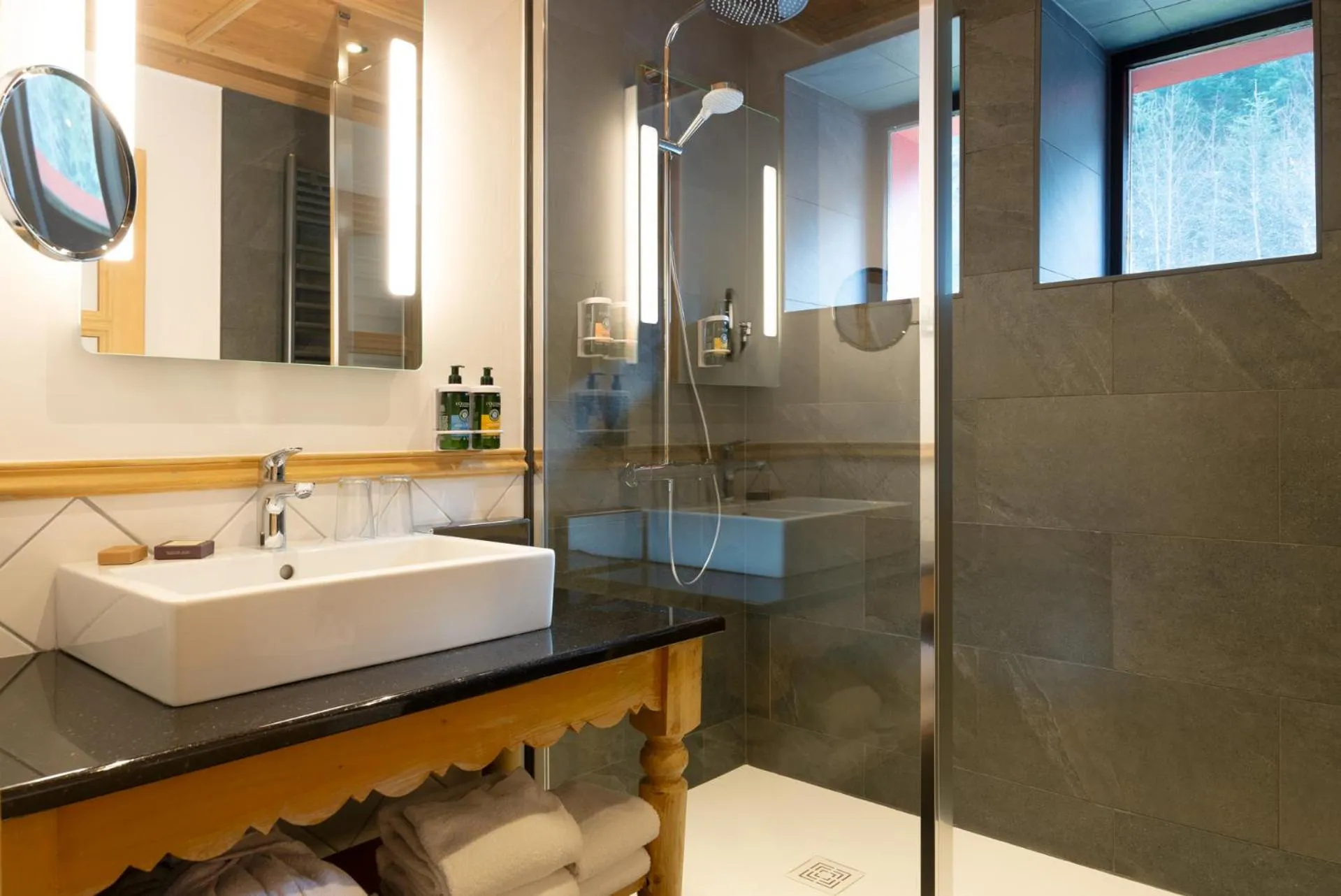 Shower in Hôtel Restaurant Spa Les Jardins De Sophie