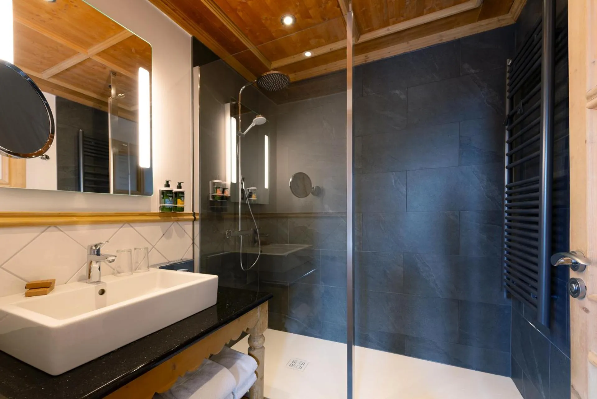 Shower in Hôtel Restaurant Spa Les Jardins De Sophie