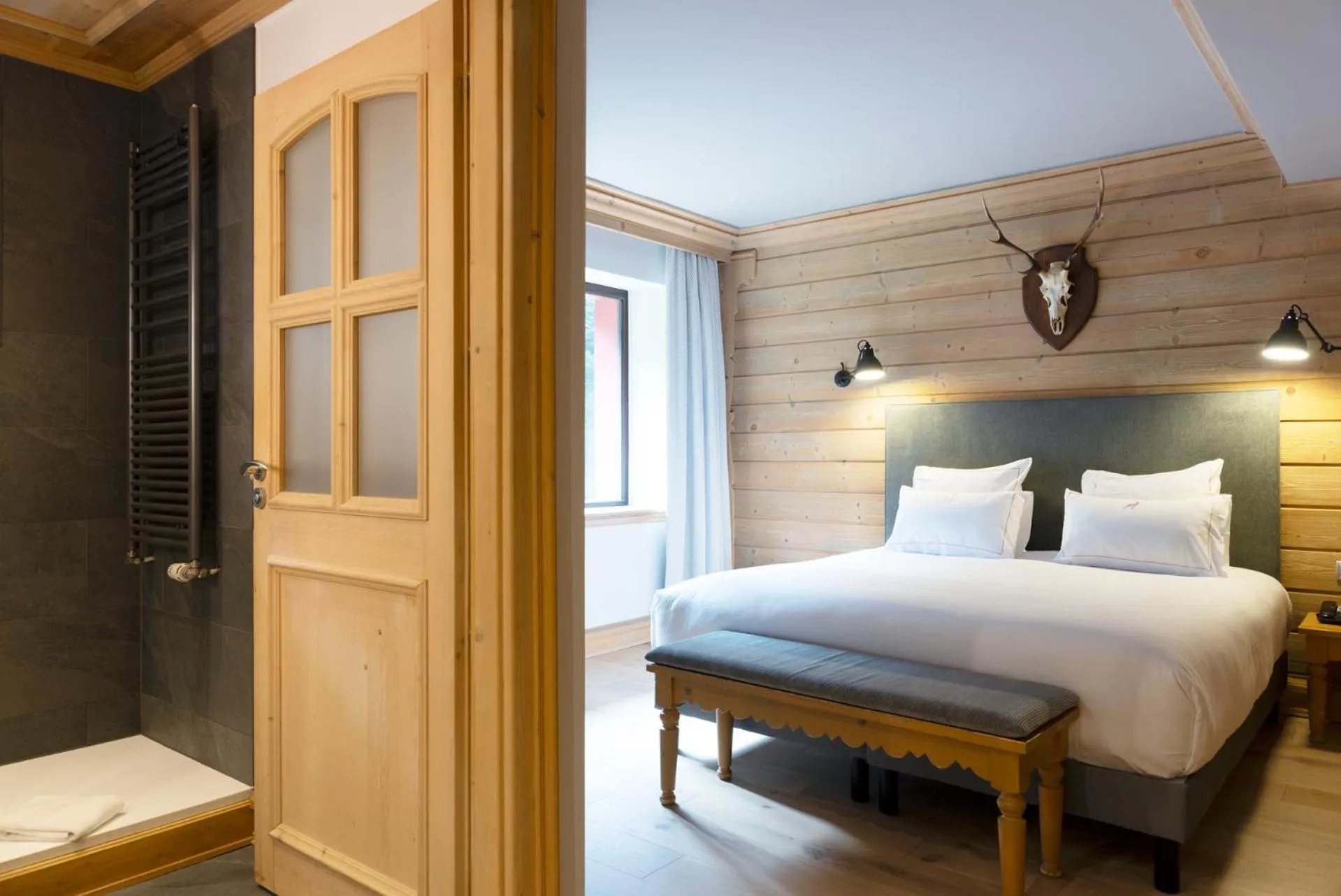 Bed in Hôtel Restaurant Spa Les Jardins De Sophie