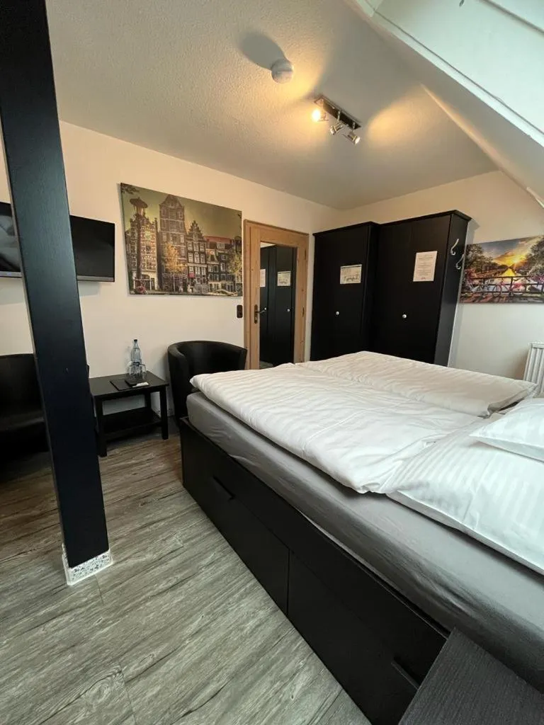 Photo of the whole room, Bed in Hotel Clemens