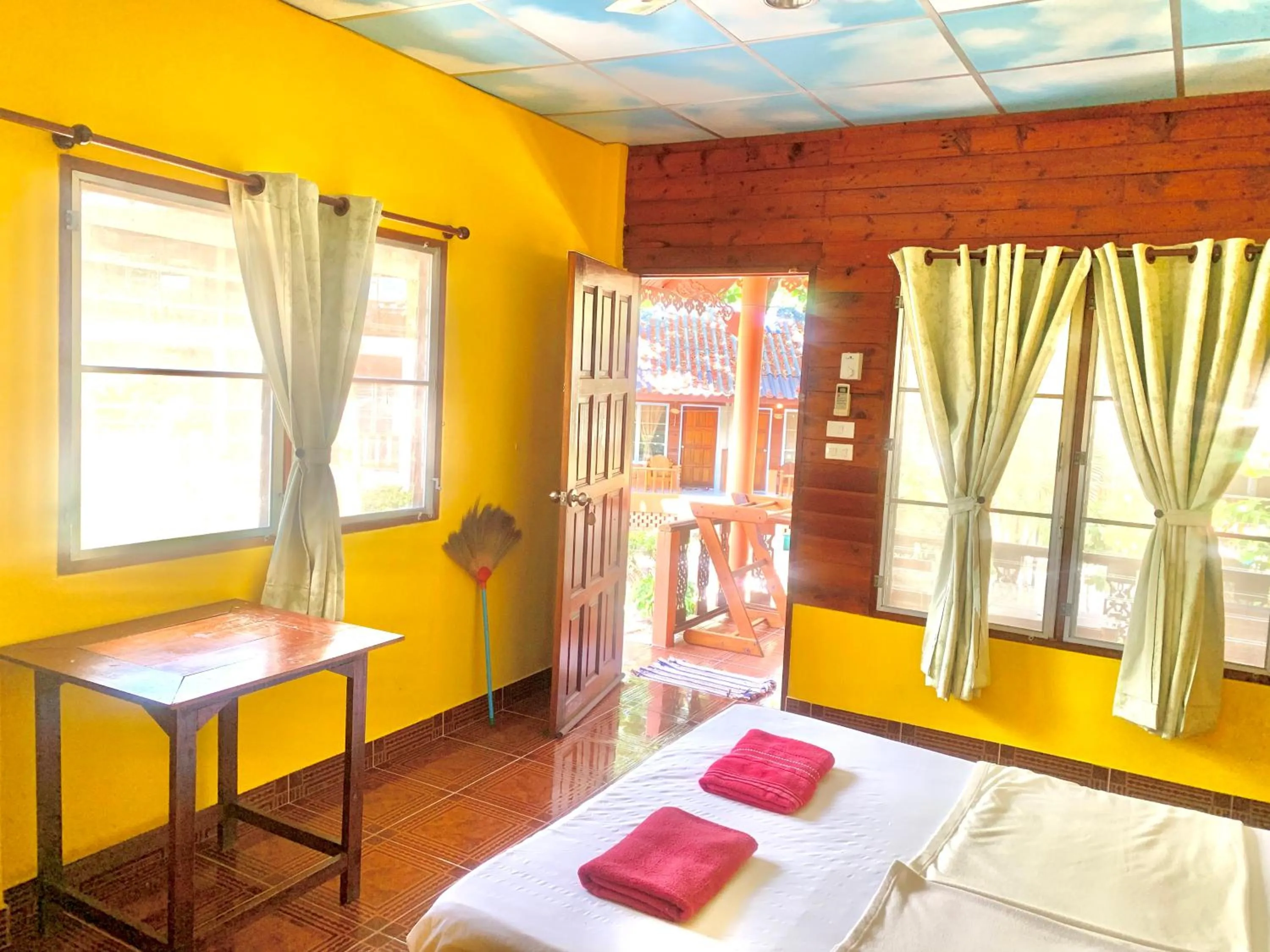 Bed in Koh Tao Tropicana Resort