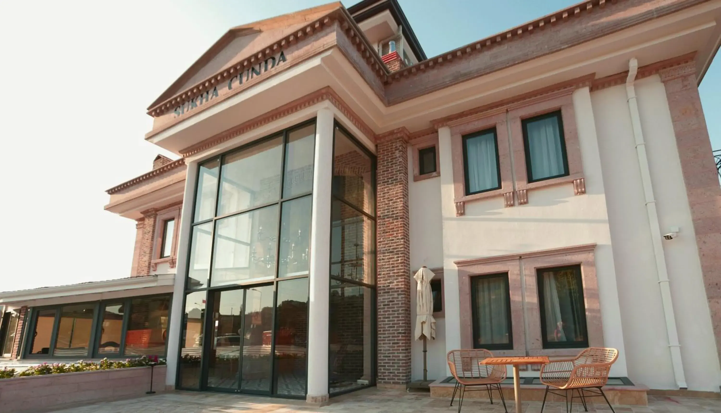 Facade/entrance in Sukha Cunda Otel Facade/entrance in Sukha Cunda Otel