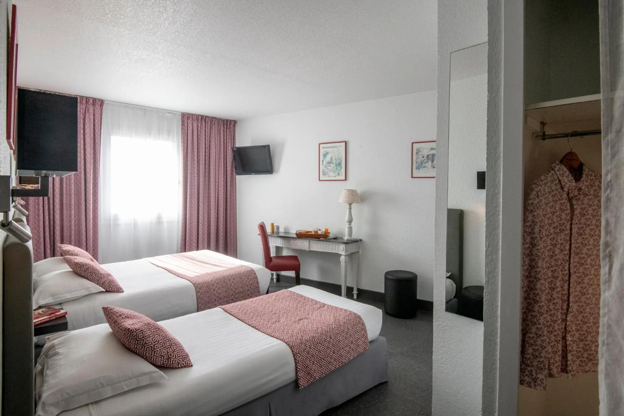 Photo of the whole room, Bed in Hotel du Forum