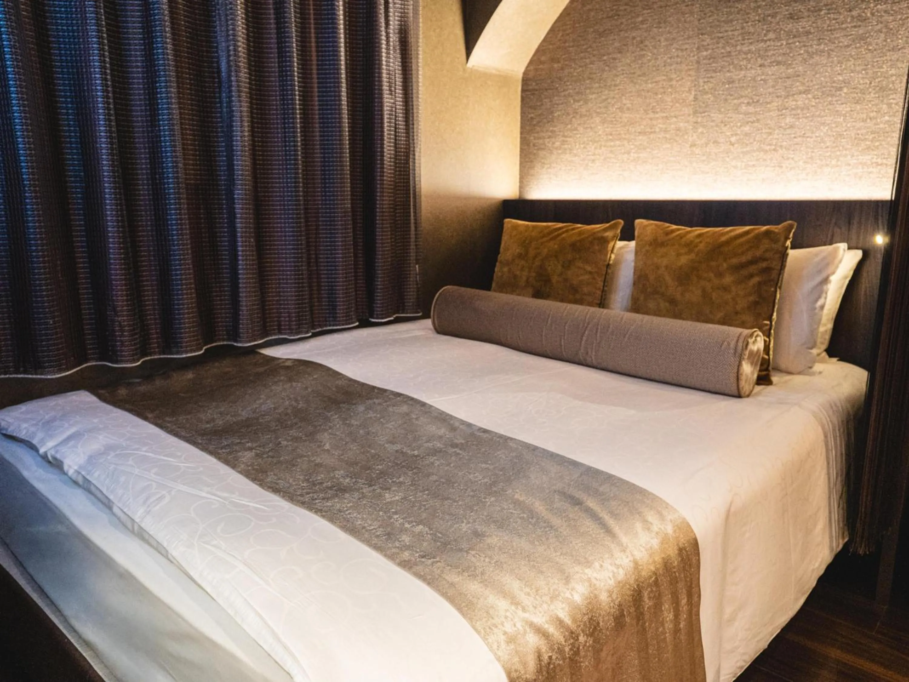 Photo of the whole room, Bed in Roppongi Hotel S