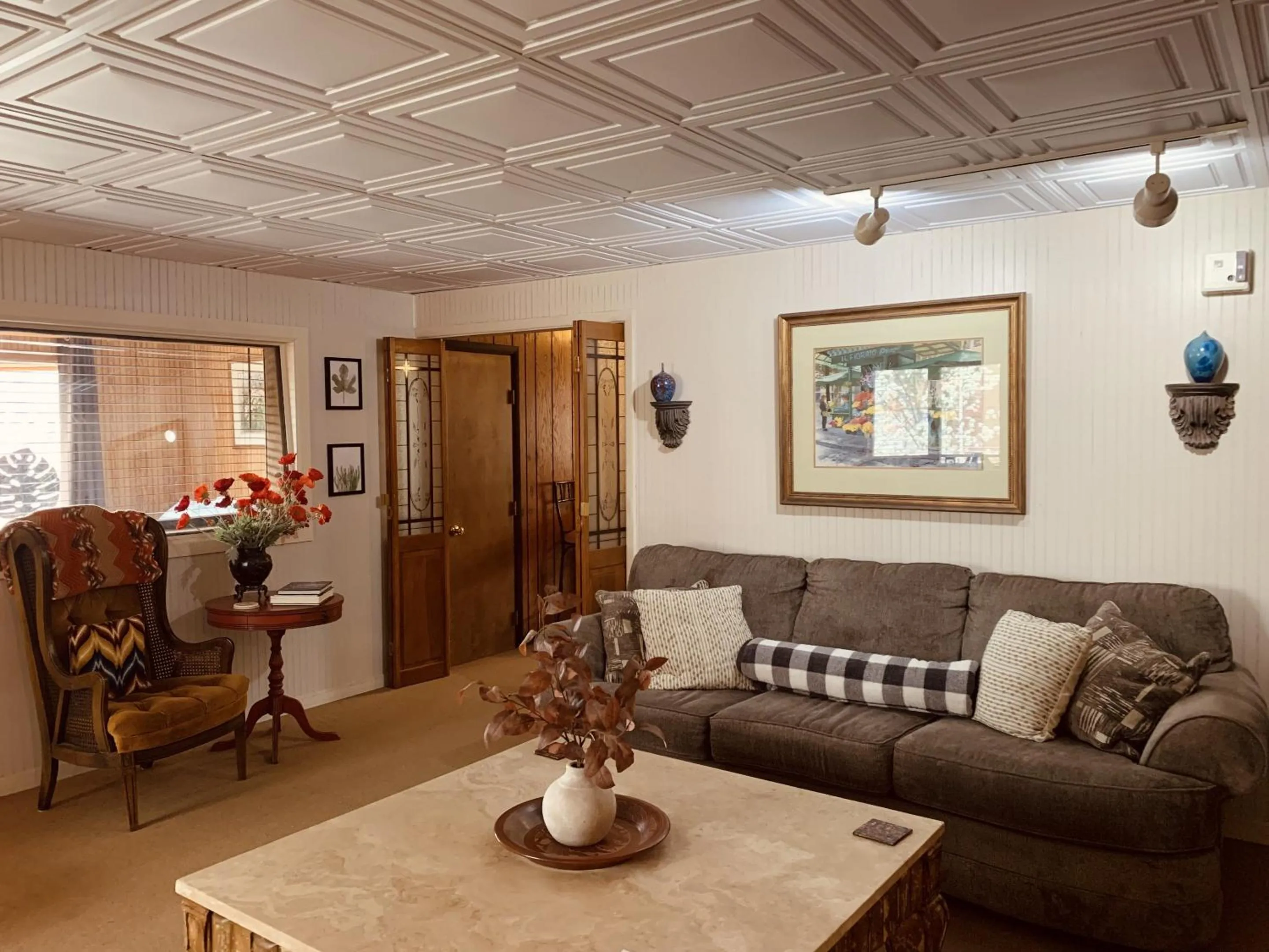 Living room in The Iris Garden Downtown Cottages and Suites