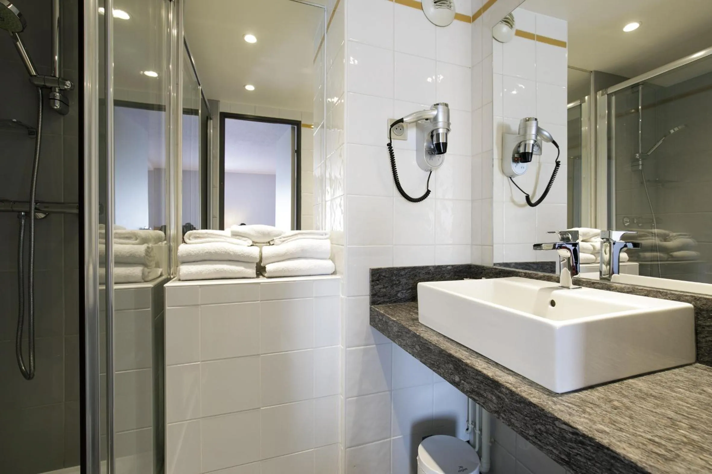 Bathroom in ibis Styles Chartres Sud Barjouville