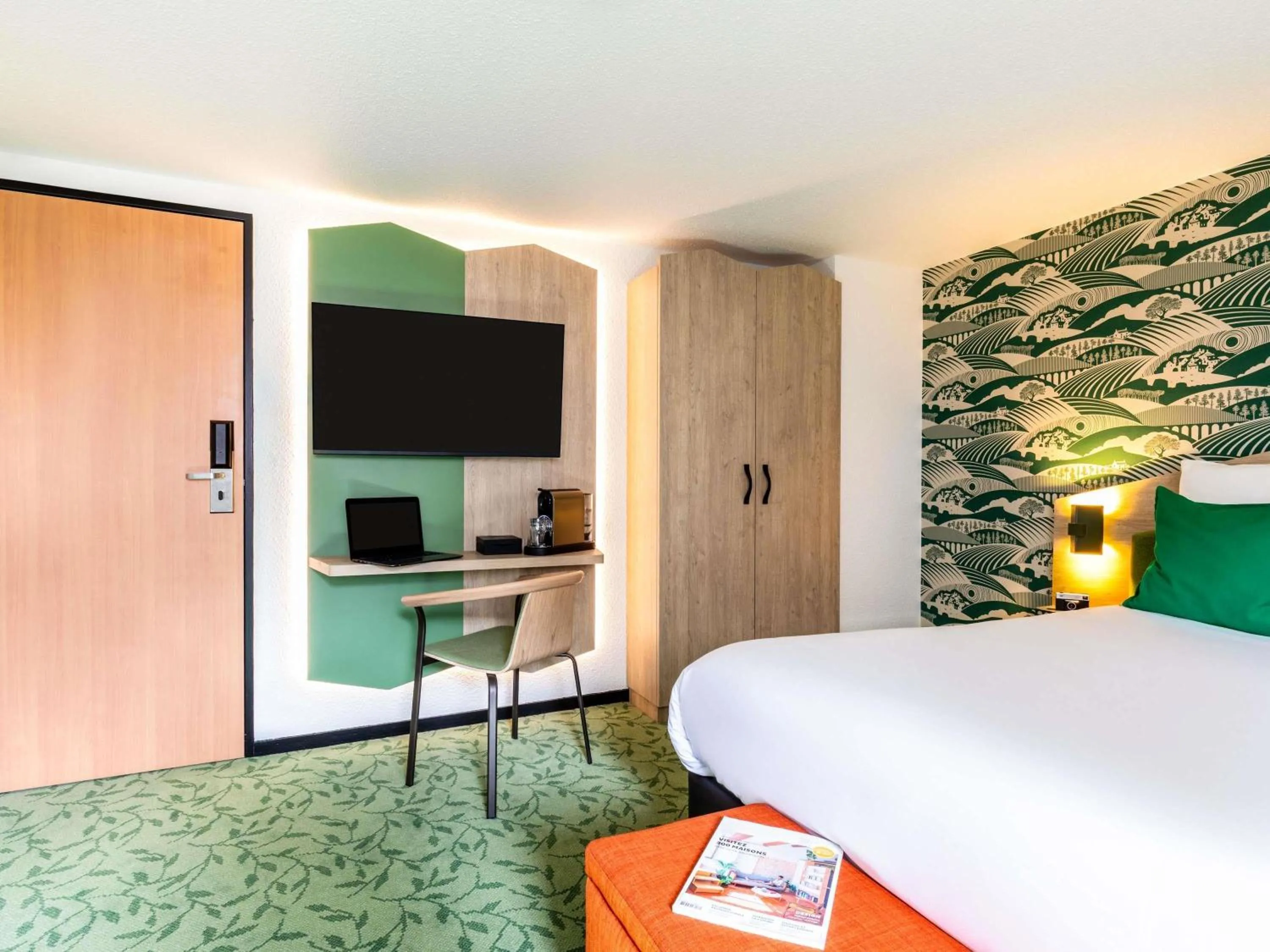 Bedroom, Bed in ibis Styles Chartres Sud Barjouville
