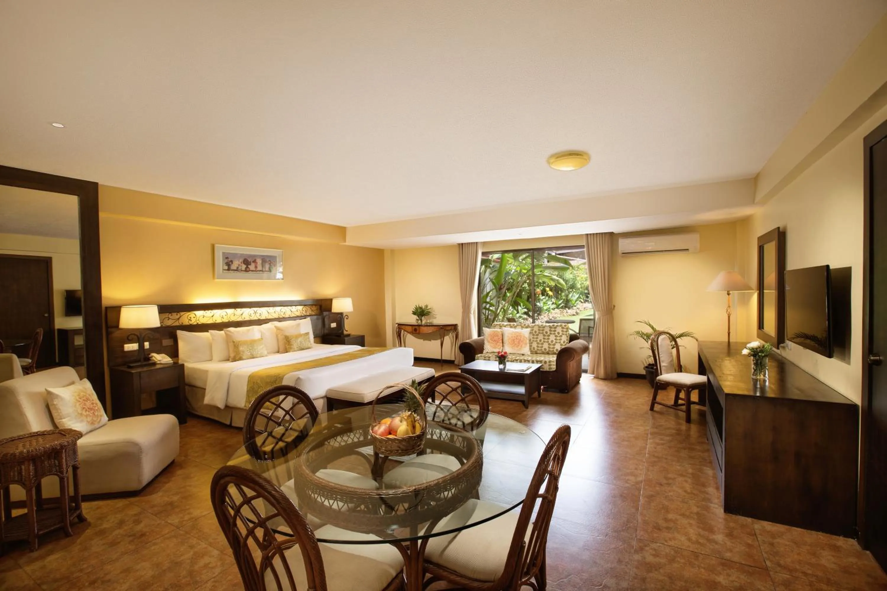 Junior Suite in Montebello Villa Hotel