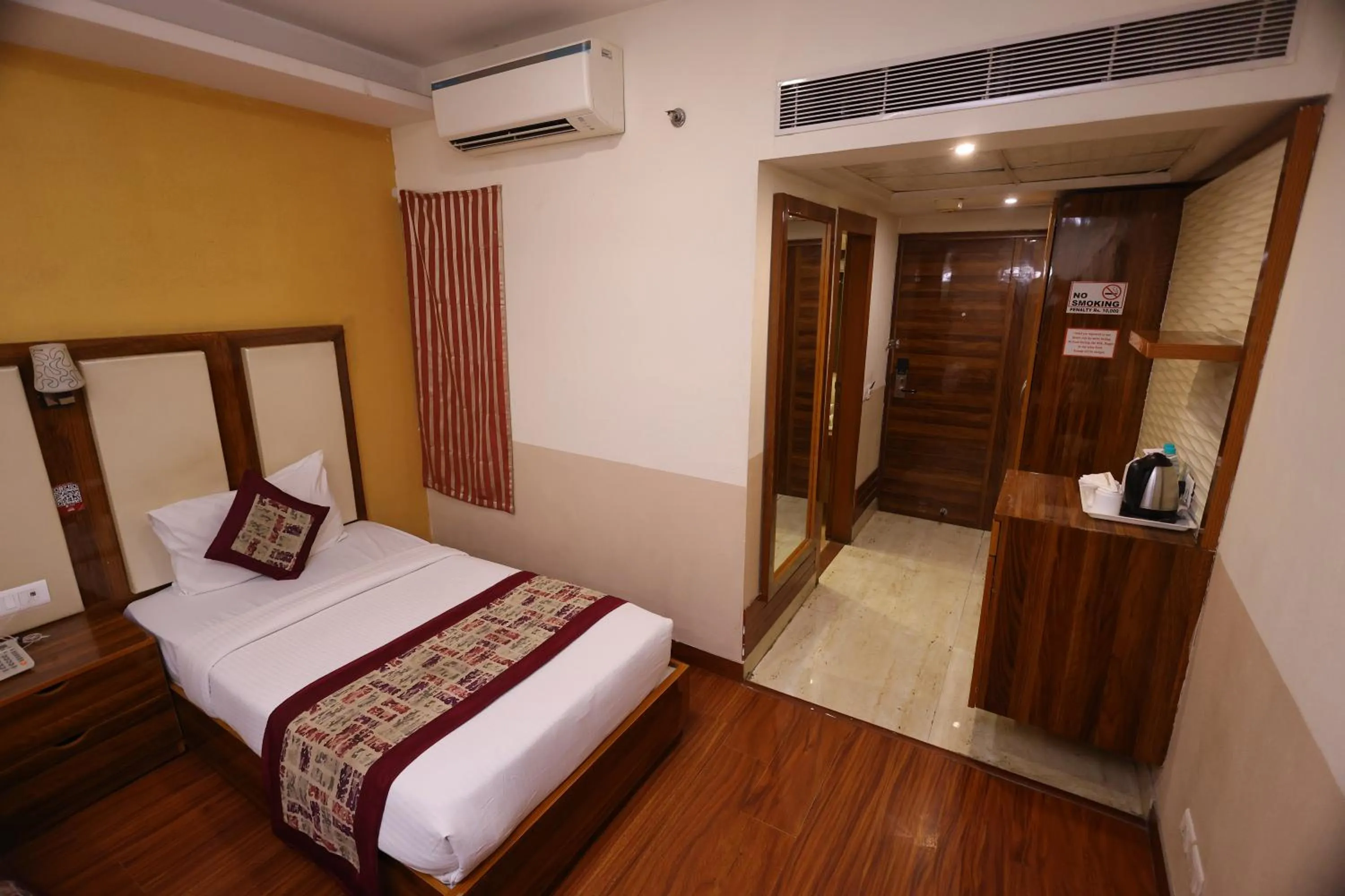 Photo of the whole room, Bed in Airport Hotel Ramhan Palace Mahipalpur