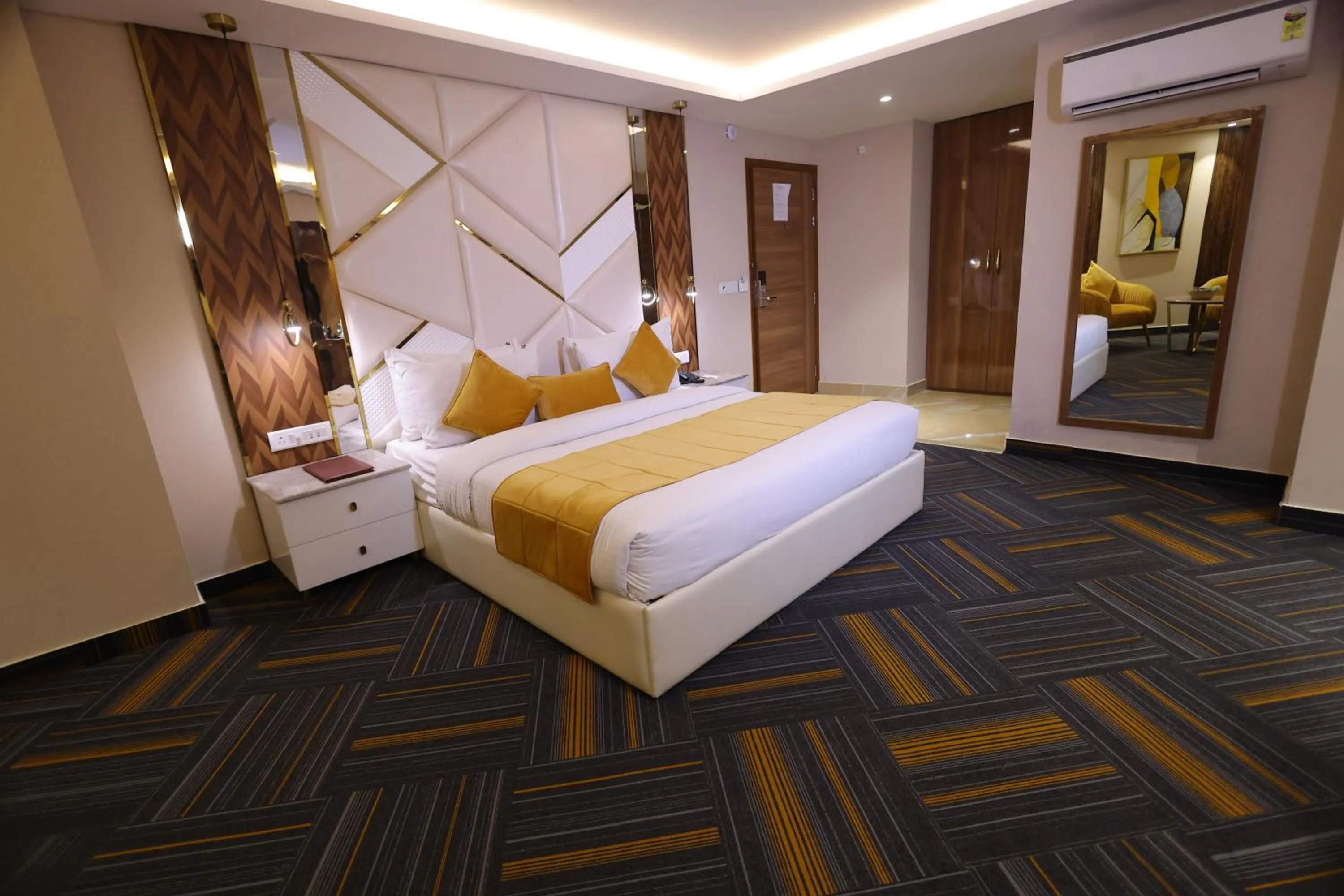 Bedroom, Bed in Airport Hotel Ramhan Palace Mahipalpur