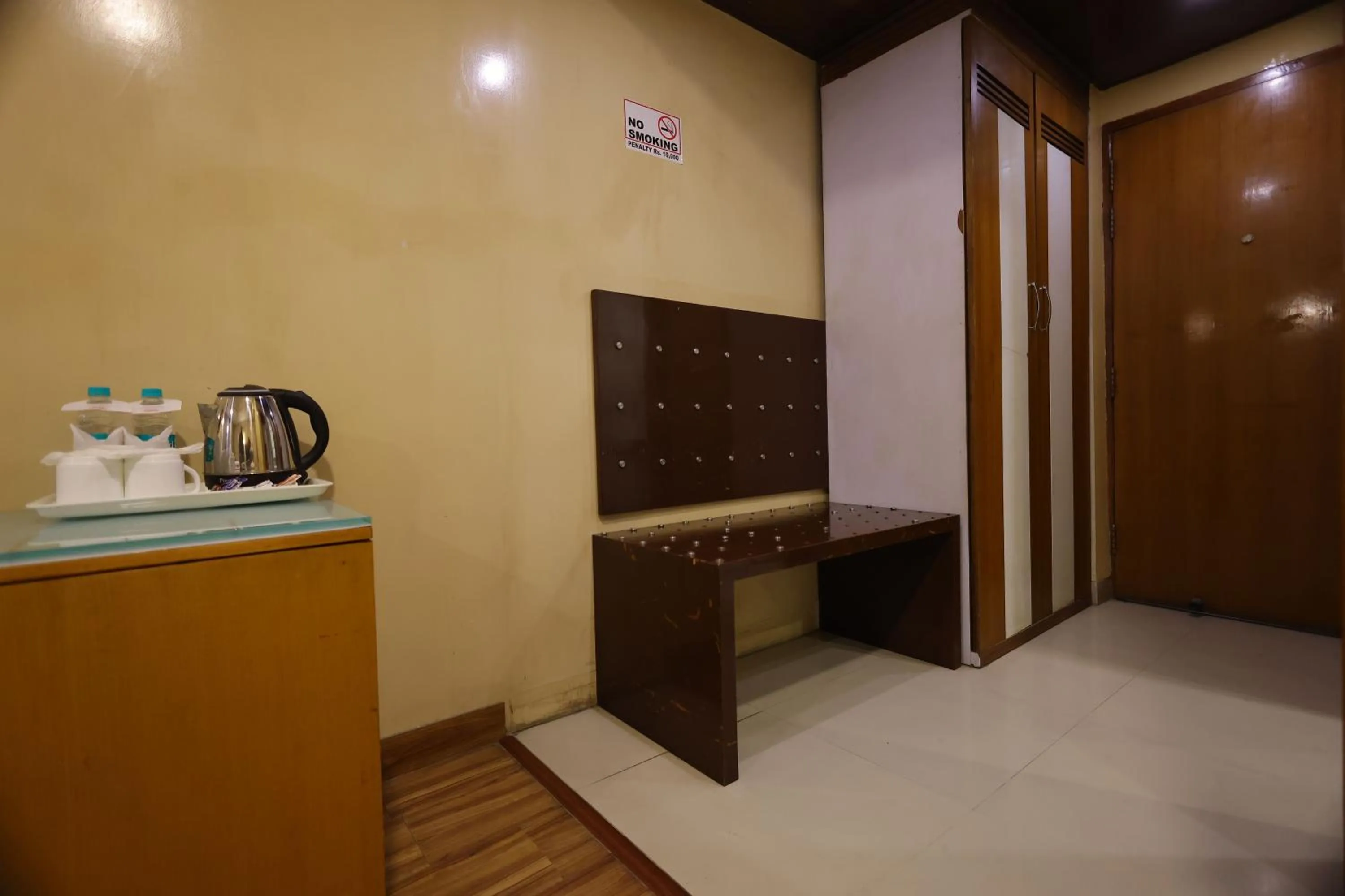 Coffee/tea facilities in Airport Hotel Ramhan Palace Mahipalpur