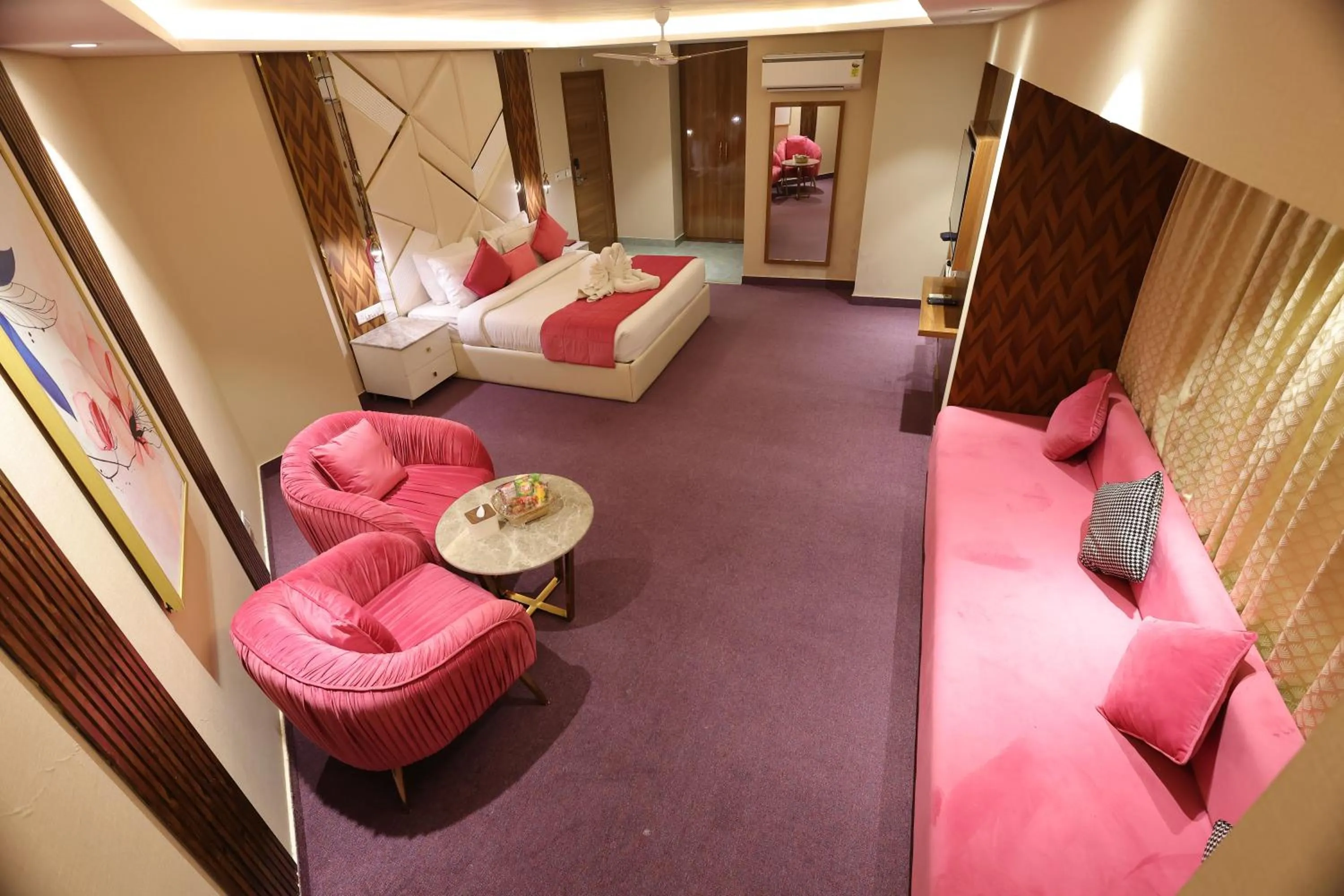 Photo of the whole room, Bed in Airport Hotel Ramhan Palace Mahipalpur